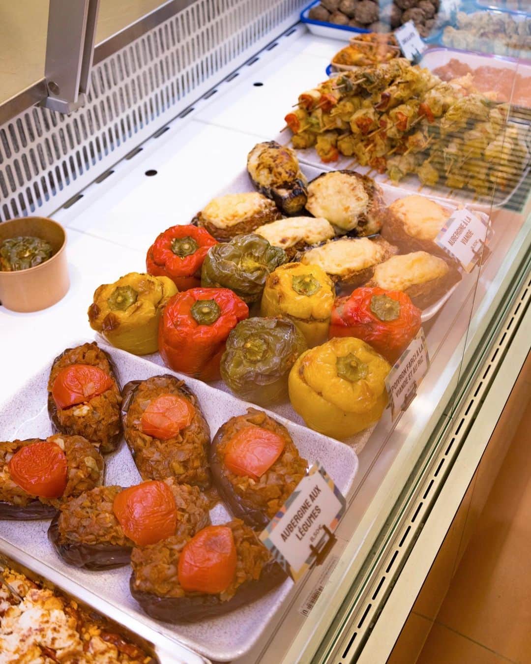 Orangina オランジーナ公式さんのインスタグラム写真 - (Orangina オランジーナ公式Instagram)「7月に入り、フランスでは🇫🇷 みんなヴァカンスを楽しみにしています🏖️  パリジャンたちに人気のヴァカンス地ギリシャ🇬🇷 ギリシャは、美食の国としても有名で パリには、ギリシャ料理の惣菜店が所々に存在します⭐️  パリにお店をオープンして16年の Evi Evane（エヴィエヴァネ）。 今では、パリ市内にレストラン1軒、惣菜店4軒があります👍  2023年2月にパリ3区に新店舗をオープン✨ パプリカやナスにひき肉を詰めたものや タラマやフムスを量り売りしてくれます🍆 気軽に食べれるひき肉をパイ生地で包んだ クレアトピアも人気です🙆‍♀️  ヘルシーで栄養バランスが取れたギリシャ料理 暑い夏に是非試してみたいですね😊  #orangina #oranginaairy #france #soda #オランジーナ #フランス生まれ #炭酸飲料 #フランス #オレンジ #休憩 #withオランジーナ #ギリシャ #ギリシャ料理 #惣菜 #evievane #ヘルシー #暑い夏 #バカンス」7月7日 17時18分 - orangina_jp
