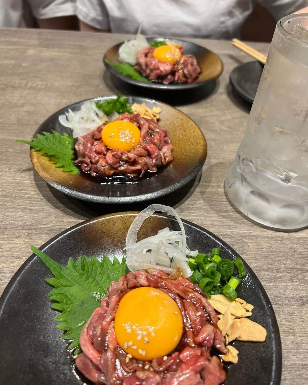 高崎モモコ さんのインスタグラム写真 - (高崎モモコ Instagram)「卓上サワーが楽しい🍹肉刺しもあるnew居酒屋🏮 . . 🍺【大衆肉酒場 ブラック】 @black_umeda  . . 鶏刺しやホルモン、ちりとり鍋など本格的なお肉料理が楽しめる居酒屋さん！ おすすめは卓上サワーで、店内にあるフルーツバーで 冷凍フルーツやシロップを組み合わせてオリジナルのフルーツサワーが作れるのがめちゃ楽しい🍑🍒🍋 . 座敷があるので大人数の飲み会にも✨ . ちりとり鍋めちゃ美味しかった❤︎ 妹と妹彼氏と行ったけど顔は🆖やから動画の音声だけお楽しみください笑笑 . .  #東梅田グルメ#大衆肉酒場ブラック#梅田居酒屋#梅田ディナー #梅田グルメ #梅田居酒屋 #大阪グルメ#関西居酒屋#大阪居酒屋#いいね返しは絶対 #いいね返し #雰囲気好きな人いいね #雰囲気推してください  #関西インスタグラマー#関西インフルエンサー#関西旅 #ちりとり鍋#大阪フリーモデル#雰囲気好きな人いいね #関西サロンモデル#サロンモデル#フルーツサワー #少しでもいいなと思ったらいいね #関西サロモ#ヘアスタイル#大阪サロモ#ビジョメシ#ポニーテール#ユッケ#肉寿司」7月7日 17時20分 - momoko_takasaki