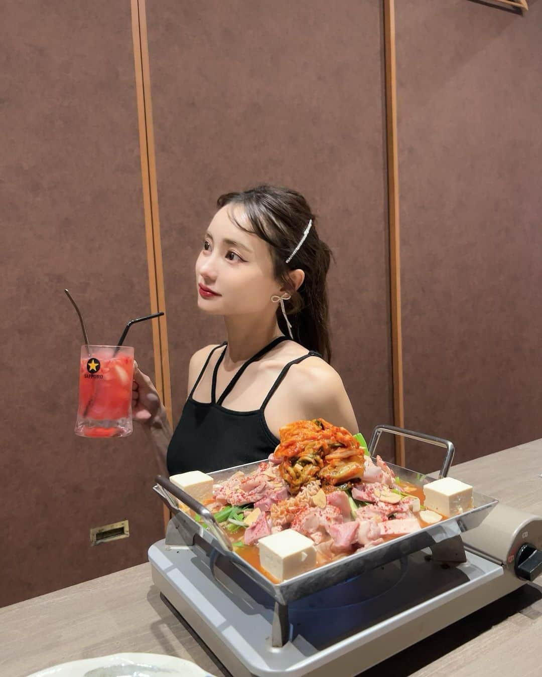 高崎モモコ さんのインスタグラム写真 - (高崎モモコ Instagram)「卓上サワーが楽しい🍹肉刺しもあるnew居酒屋🏮 . . 🍺【大衆肉酒場 ブラック】 @black_umeda  . . 鶏刺しやホルモン、ちりとり鍋など本格的なお肉料理が楽しめる居酒屋さん！ おすすめは卓上サワーで、店内にあるフルーツバーで 冷凍フルーツやシロップを組み合わせてオリジナルのフルーツサワーが作れるのがめちゃ楽しい🍑🍒🍋 . 座敷があるので大人数の飲み会にも✨ . ちりとり鍋めちゃ美味しかった❤︎ 妹と妹彼氏と行ったけど顔は🆖やから動画の音声だけお楽しみください笑笑 . .  #東梅田グルメ#大衆肉酒場ブラック#梅田居酒屋#梅田ディナー #梅田グルメ #梅田居酒屋 #大阪グルメ#関西居酒屋#大阪居酒屋#いいね返しは絶対 #いいね返し #雰囲気好きな人いいね #雰囲気推してください  #関西インスタグラマー#関西インフルエンサー#関西旅 #ちりとり鍋#大阪フリーモデル#雰囲気好きな人いいね #関西サロンモデル#サロンモデル#フルーツサワー #少しでもいいなと思ったらいいね #関西サロモ#ヘアスタイル#大阪サロモ#ビジョメシ#ポニーテール#ユッケ#肉寿司」7月7日 17時20分 - momoko_takasaki