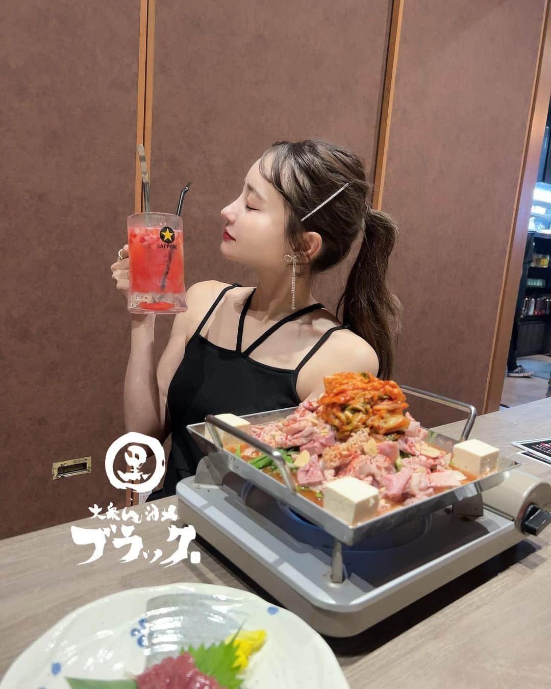 高崎モモコ さんのインスタグラム写真 - (高崎モモコ Instagram)「卓上サワーが楽しい🍹肉刺しもあるnew居酒屋🏮 . . 🍺【大衆肉酒場 ブラック】 @black_umeda  . . 鶏刺しやホルモン、ちりとり鍋など本格的なお肉料理が楽しめる居酒屋さん！ おすすめは卓上サワーで、店内にあるフルーツバーで 冷凍フルーツやシロップを組み合わせてオリジナルのフルーツサワーが作れるのがめちゃ楽しい🍑🍒🍋 . 座敷があるので大人数の飲み会にも✨ . ちりとり鍋めちゃ美味しかった❤︎ 妹と妹彼氏と行ったけど顔は🆖やから動画の音声だけお楽しみください笑笑 . .  #東梅田グルメ#大衆肉酒場ブラック#梅田居酒屋#梅田ディナー #梅田グルメ #梅田居酒屋 #大阪グルメ#関西居酒屋#大阪居酒屋#いいね返しは絶対 #いいね返し #雰囲気好きな人いいね #雰囲気推してください  #関西インスタグラマー#関西インフルエンサー#関西旅 #ちりとり鍋#大阪フリーモデル#雰囲気好きな人いいね #関西サロンモデル#サロンモデル#フルーツサワー #少しでもいいなと思ったらいいね #関西サロモ#ヘアスタイル#大阪サロモ#ビジョメシ#ポニーテール#ユッケ#肉寿司」7月7日 17時20分 - momoko_takasaki