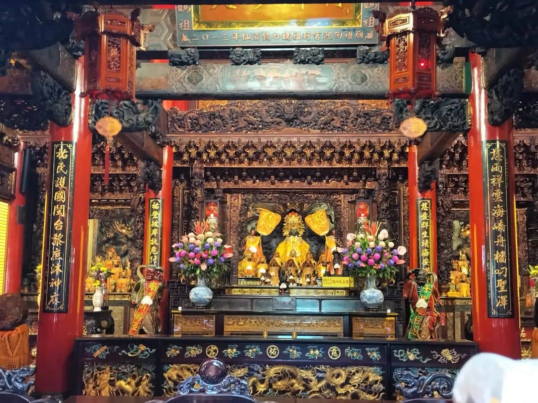 Loxyさんのインスタグラム写真 - (LoxyInstagram)「また、偶然たどり着いたので、参拝してみました。女神らしいですが、 なんの神様なのかはわかりません、、、ご利益あるかな？  ※ウィキペディアから↓ 英語から翻訳-慈祐宮は、台湾の台北の松山区にある有名な中国の神殿です。寺院は松女神に捧げられています。饒河街夜市はこの寺院の隣にあり、寺院はこの地域の有名なランドマークでした。  Ciyou Temple is a prominent Chinese temple in Songshan District, Taipei, Taiwan. The temple is dedicated to the Goddess Matsu.  #台湾#台北#旅#旅行#寺院#temple#trip#taipei#taiwan」7月7日 17時23分 - dancerloxy