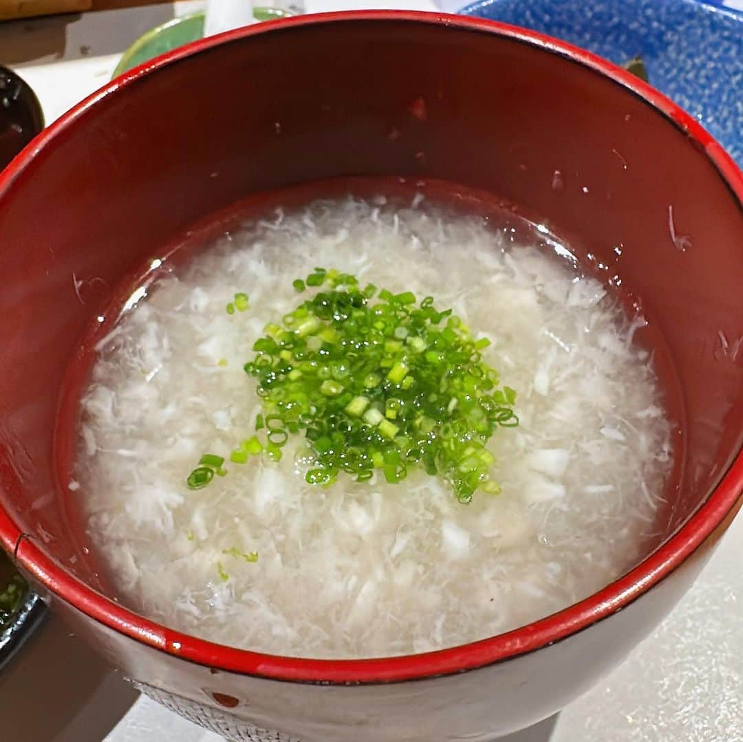 山岸久朗さんのインスタグラム写真 - (山岸久朗Instagram)「🍣 鹿児島No. 1の寿司「鮨匠のむら」  「飲んだら乗るな 飲むならのむら」 の標語が全国に鳴り響いているw  鹿児島の地物の仕入れが素晴らしい。ここでしか食べられない逸品たち…これは美味い  いちばん感心したのは3枚目の #きびなご  「こんな新鮮なん、造りじゃもったいない！焼かないと！」て、斬新。  そして頼んでないのに（笑）どんどん注がれる日本酒。写真で数えてみると15杯飲んだようです😵＋ビール。  隣に座ってた20代らしき子らが、僕以上に飲んでて、久しぶりに自分より強い人間を見たので驚いた。「強いですね！」って言ったら、「僕ら若いだけっすよ」って謙遜したけど、イラッとした笑笑  #鮨匠のむら #鹿児島寿司 #鹿児島ランチ  #鹿児島グルメ  #鹿児島県  #鹿児島市  #鹿児島旅行  #鹿児島鮨 #天文館 #天文館通 #百名店 #食べログブロンズ #kagoshimalunch  #kagoshimafood  #kagoshimaprefecture  #kagoshimasushi  #kagosima」7月7日 17時24分 - yamaben