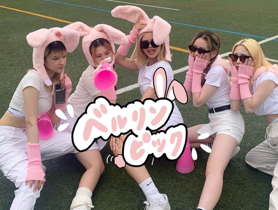東京ベルエポック美容専門学校のインスタグラム：「学校行事 ベルリンピック🏃‍♂️  体育祭、通称『ベルリンピック』 学科・学年を越えて、チームで競い合い💥 今回は、リレー・大玉・借り物競走・鬼ごっこ玉入れを行いました！ また、クラスごとに衣装も揃えて、さらに団結力が高まりました🤝🏻  #東ベル #ベルリンピック#体育祭#東京ベルエポック美容専門学校 #美容専門学校ベルエポック東京校 #美容学生 #美容専門学校 #美容学校 #美容進学 #美容垢 #美容師 #美容垢さんと繋がりたい #美容師なりたい #オープンキャンパス#美容師#ヘアアレンジ#ヘアセット#ヘアメイク#アイリスト#アイデザイナー#ヘアメイクアーティスト#ブライダルヘアメイク#トータルビューティ#スタイリスト#エステティシャン#メイクアップアーティスト #東京ベル#ljk #sjk #fjk #高校生男子  --------------- 『東ベルパンフレットのご請求/オープンキャンパス予約』こちらから💁‍♀️💁‍♂️ @tokyo_belle」