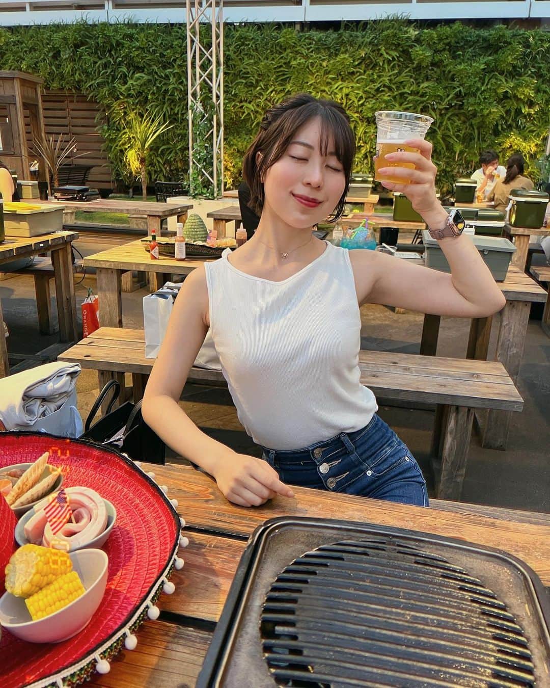 小林由依さんのインスタグラム写真 - (小林由依Instagram)「* 大好きな夏が来た〜☀️⚡️🌻👘 ⁡ ということで、大好きなビールがたくさん飲める BBQビアガーデンへ🍻 ↪︎ @hello_beergarden  ⁡ 料理はコースがいくつか選べるんだけど、今回は 「メキシカンコース」を選択✌︎✌︎🇲🇽 ⁡ 他にもアメリカ、韓国をイメージしたコースがあるみたい。 ⁡ 見た目がポップでかわいい上に 量もしっかりあって大満足でした🙆‍♀️ 　 ⁡ 4種類以上の世界のビールや 160種類のカクテル&ハンドメイドサワーが120分間飲み放題なのも最高🍻🍹 ⁡ ⁡ 開放的な気分になれる 素敵なビアガーデン！ みんなもぜひこの夏行ってみてほしい🍺 ⁡ . . . . .  ⁡ ⁡ PR @hello_beergarden #新宿バーベキュー #新宿ビアガーデン #東京バーベキュー #東京ビアガーデン #新宿グルメ ⁡ . . . . . ⁡ #新宿ビアガーデンhello #メキシコ料理 #ルミネ新宿 #ルミネ1 #新宿 #東京 #新宿グルメ #新宿ディナー #新宿居酒屋 #shinjuku #tokyo #生ビール #ビール女子 #コロナビール #バドワイザー #バーベキュー #休日コーデ #夏コーデ #夏 #休日 #ショートヘア #ハーフアップ #タンクトップ #こばゆいグルメ」7月7日 17時35分 - yui.minny.now