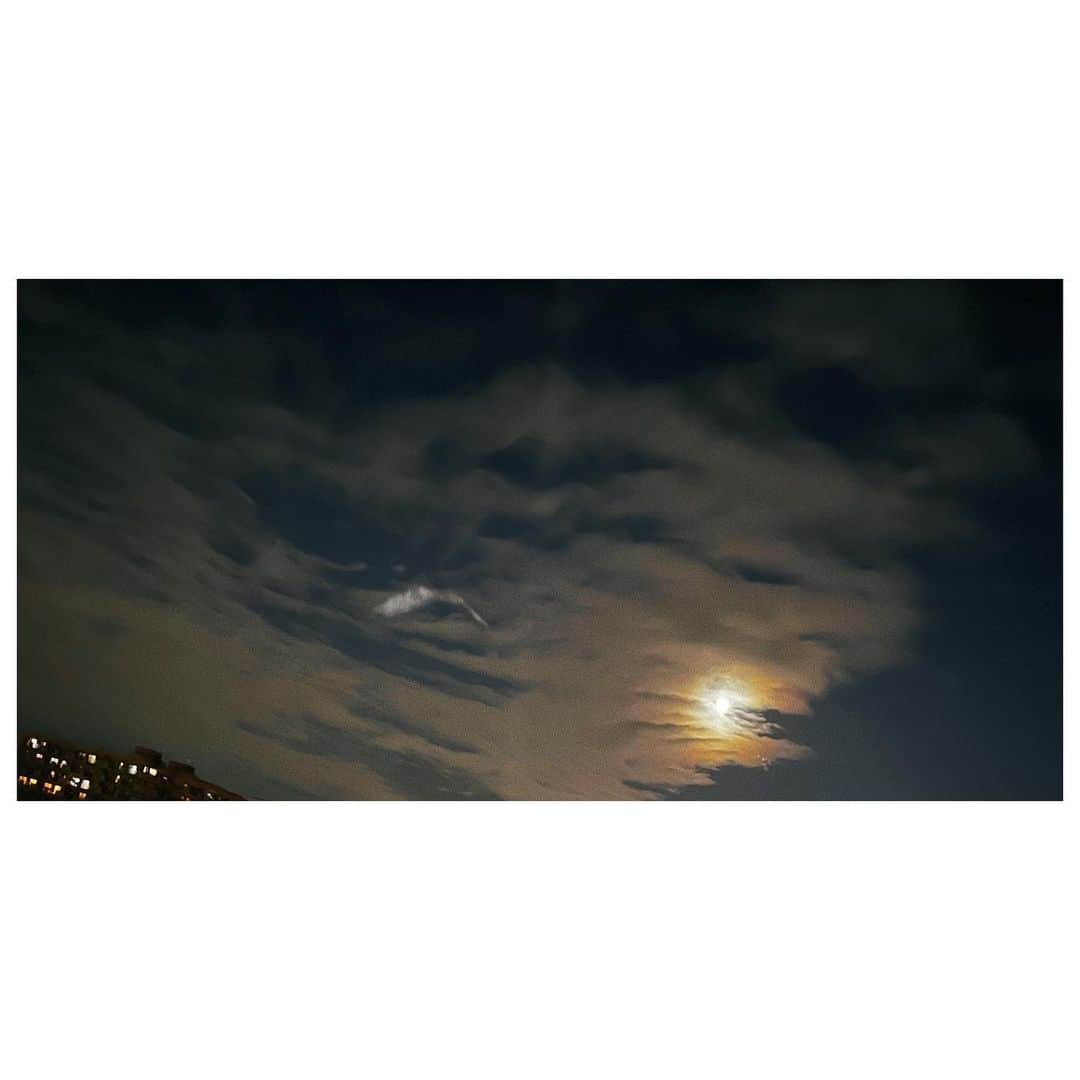 唯月ふうかさんのインスタグラム写真 - (唯月ふうかInstagram)「今日は七夕🎋 願い事、書きました!! 皆さんは、何をお願いしたかなぁ。  写真は、満月だった日の夜空です🌕 とても美しかった… ずっと眺めていられる。   #七夕  #織姫と彦星   #願い事  #叶うといいな  #🎋 #🌕  #唯月ふうか」7月7日 17時35分 - fuka_yuduki