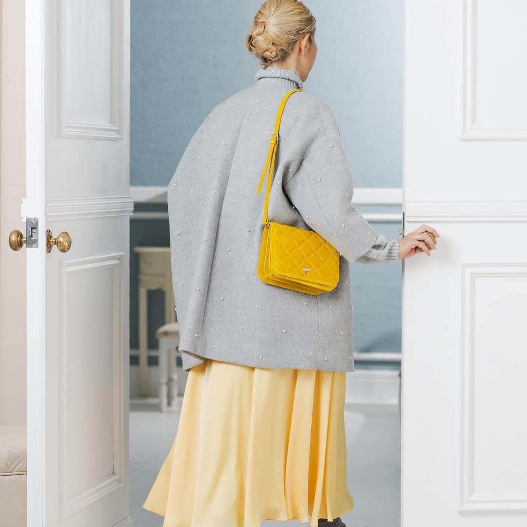 Tsuru by Mariko Oikawaのインスタグラム：「PRE ORDER.  Charles-Louis ¥110,000（tax in） ご予約中は10%OFF.  日本で織られた高ウール混率の生地に、縫製・パール付けまで全て純日本製で仕立てた一枚。  ころんとしたクラシカルなフォルムが目を惹くショート丈で、スカート合わせもバランスがとりやすく、絶妙なバランスを演出。  ご予約は7/12（水）お昼13:00まで。  ▽着回しはこちらから @tsurubymarikooikawa_garden   #tsuru #tsurubymarikooikawa #2023winter #preorder」