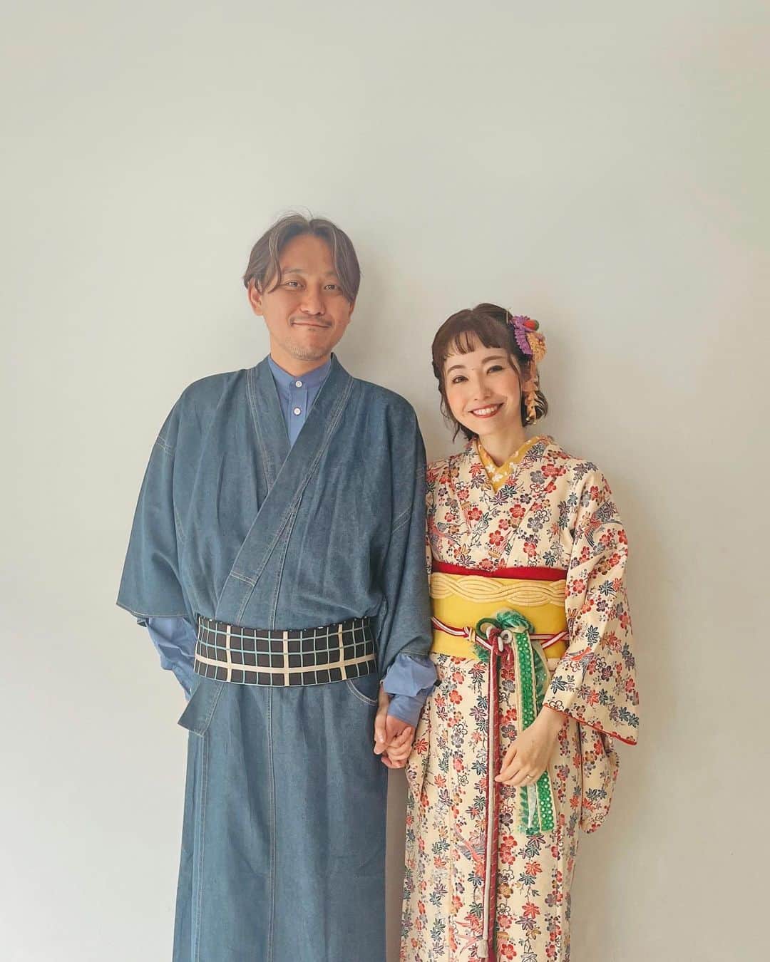 のインスタグラム：「♡♡ ． 結婚11周年おめでとう〜🫶🥰👘 @waku_yujitsuchiya ♡ ． ． 光の如く日々が過ぎていって、 わたしだけ冷凍カプセルに眠っていたのかな🫠？というくらいに 記憶のないまま(笑) ． あっという間の11年間💍🤵‍♂️👰‍♀️💫 ． ． 自分が生まれてから今までの1/4強を一緒に過ごしていて、 これから先80歳まで生きるとしたら 1/3、1/2、それ以上…と分母が減って、 長い長い歳月を過ごすのだなぁ👴👵💭と想像すると、 ． 日々、感謝と尊敬の気持ちを忘れちゃいけないね🙏🐶🐶 いつもありがとう♡♡ ． ． ． 12年目も仲良く、健康に過ごせますように🤝🥰 ． ☞2枚目 は去年🌿 ☞3枚目の上段 は11年前🏔️(若🤣！) ． ． ． ． ． お着物写真は、 結婚記念日＆長男の10歳の記念(1/2成人式🥺💘)に @kobune.photo さんで撮影していただきました🙏🥰👘 ． データが届くの楽しみだ〜📘😍♡ ． ． ． ． ． ． ． ． ． #10歳 #7歳 #3歳 #三兄弟ママ ． #結婚記念日  #11周年  20230615 ♡」