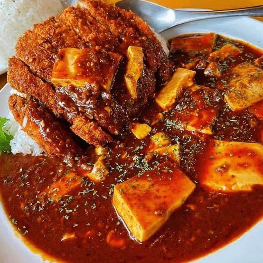 チキン南蛮カレーのルウ王子さんのインスタグラム写真 - (チキン南蛮カレーのルウ王子Instagram)「暑い時は カレー倶楽部ルウで テゲうまカレーを食べルウ！  今回はリピート率 ナンバーワン 大人気の麻婆カツカレー！  ぜひぜひ一度ご賞味くだカレー！ ★ ★ #カレー好きと繋がりたい #チキン南蛮カレー #都城ランチ #カレー #宮崎グルメ #都城テイクアウト #カレー倶楽部ルウ #宮崎 #都城 #カレー好きな人と繋がりたい #宮崎ランチ #都城メンチ #博多大丸」7月7日 17時40分 - currynoprince