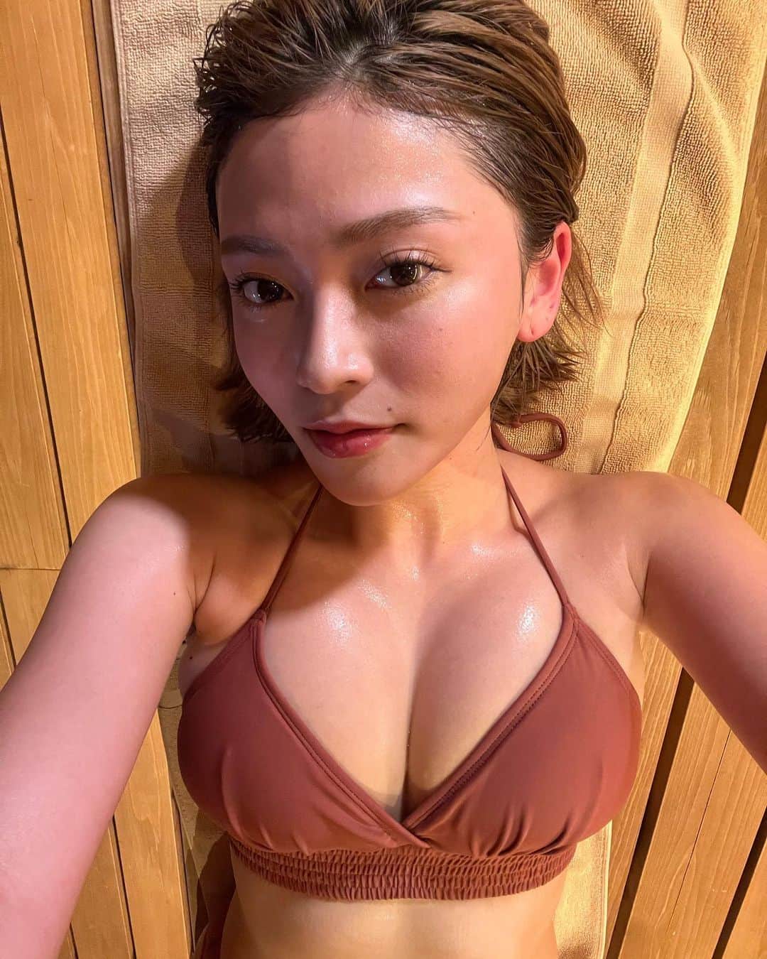 のインスタグラム：「最近週2でサウナ行くようにしてるんですが、そんな大好きなサウナでのグラビア撮影がありました❤︎ ・ GoodPress昨日発売されました〜 ダクダクに汗かきました！」