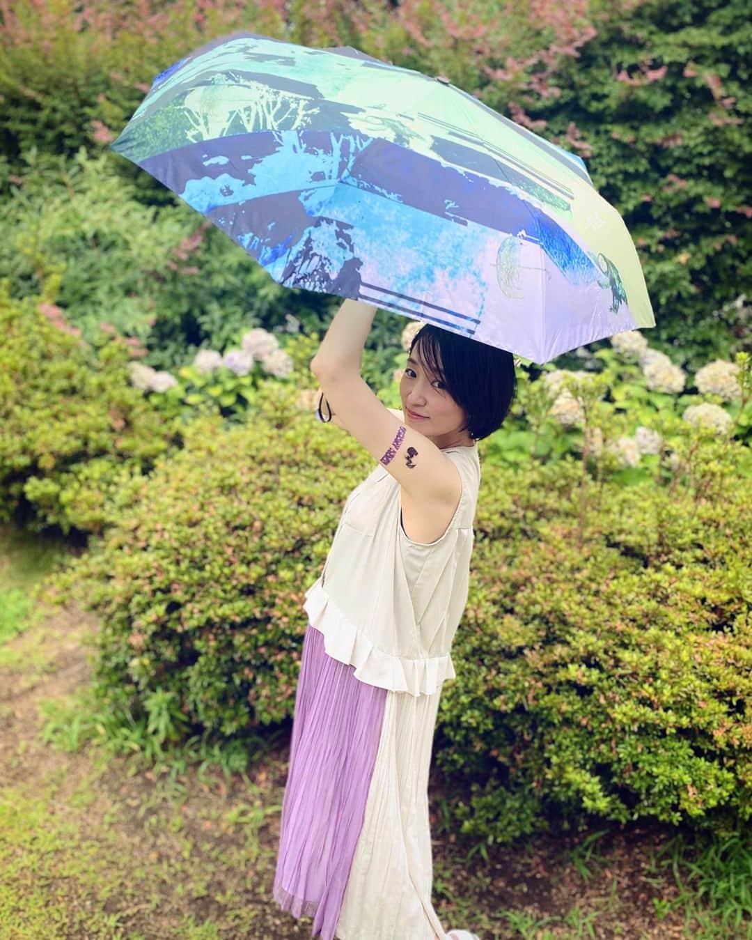 安藤裕子さんのインスタグラム写真 - (安藤裕子Instagram)「物販が発表になっています  「さみしがり屋のなまけもの達」  という名の折り畳み傘  ちょっとさみしがり屋のなまけものが隠れています 紫陽花の名残のような色合い  #TLC #折り畳み傘」7月7日 17時45分 - yuko_ando