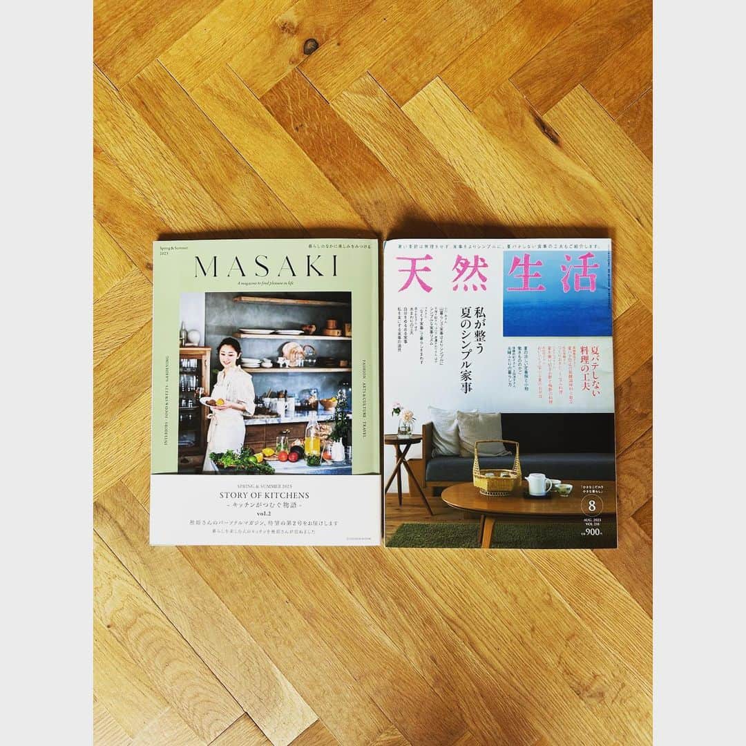 ワタナベマキのインスタグラム：「昨日は @masaki__personal_magazine_ 雅姫さんとの梅仕事第2回目のインスタライブ、ご視聴いただきましたらみなさまありがとうございました。 完熟梅はまだ購入できますね。 @masaki__personal_magazine_ の梅仕事から作っていただけましたら嬉しいです。 そして、発売中の @tennenseikatsu では、梅酢、お酢のお料理をご紹介しております。 ジメジメした今、ぴったりのお料理をご紹介しております。  昨日のインスタライブ後の 雅姫さん　　@mogurapicassowols との話題は、肉体改造とぶれない人！のお話。 雅姫さんのいつも美しく愉快で、そしてぶれない精神、見習いたいです〜」