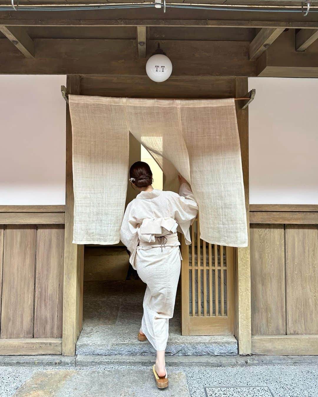 麻亜里さんのインスタグラム写真 - (麻亜里Instagram)「京都で浴衣レンタル @tekutekukyoto   可愛い浴衣、お着物たくさん! 帯も、バッグも髪飾りも全て自分で選べます♡  ☑︎てくてくプラン ¥6,600円 ヘアアレンジ込み  日傘のレンタルも出来るので助かる👏  私は白のシンプルな合わせに ヘアアレンジは大人な感じでまとめてもらいました✨ (写真3枚目を参考にしてね♡)  #京都観光 #京都散歩 #浴衣レンタル  #てくてく京都 #浴衣女子」7月7日 17時48分 - maari.0108