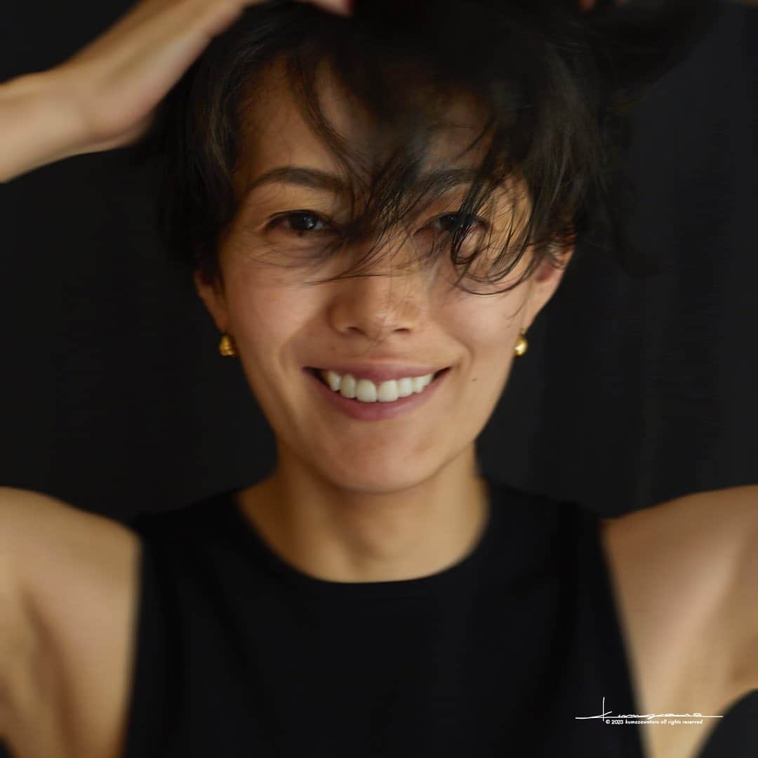 松田珠希さんのインスタグラム写真 - (松田珠希Instagram)「皆さま、こんにちは🍀 いつも松田珠希のインスタグラムをご覧いただき、ありがとうございます。 ちょっとお久しぶりの投稿となってしまいました！ その間わたくし、髪をバッサリと切りました。 そしてそして、しばらくお仕事とinstagramをお休みすることにしました😌  こうして髪を短くするとか、海で日焼けを気にせず思いっきり遊ぶとか、好きなものを好きなだけ思いっきり食べる(もう十分食べてるように見えるけどな)とか、ずっと思ったままだった小さい夢を叶える期間を設けてみようと思いまして。  最初のモデルのお仕事からなんだかんだで20年経っており、割とお仕事を中心に生きてきてしまったので、将来年を重ねた時に、やっておけば良かったなぁという事柄は必ずあると思いますが、少なくとも仕事のせいにしてしまわないように、そして、それを一つでも減らせるように、ここらで自分がやりたいように自由に過ごす時期もあっていいかなぁと思った次第です。  ひとまず年内はお休みで、とりあえず休んでみてから再開の日を考えようかなと思います。 少しの間離れますが、皆さんも心身ともに健康で平穏な日々を暮らされる事を祈っております。  いつも本当にありがとうございます。 ではでは、またお目にかかれる日まで😌  撮影:熊澤透 @kumazawa_toru」7月7日 17時50分 - tamakimatsuda11