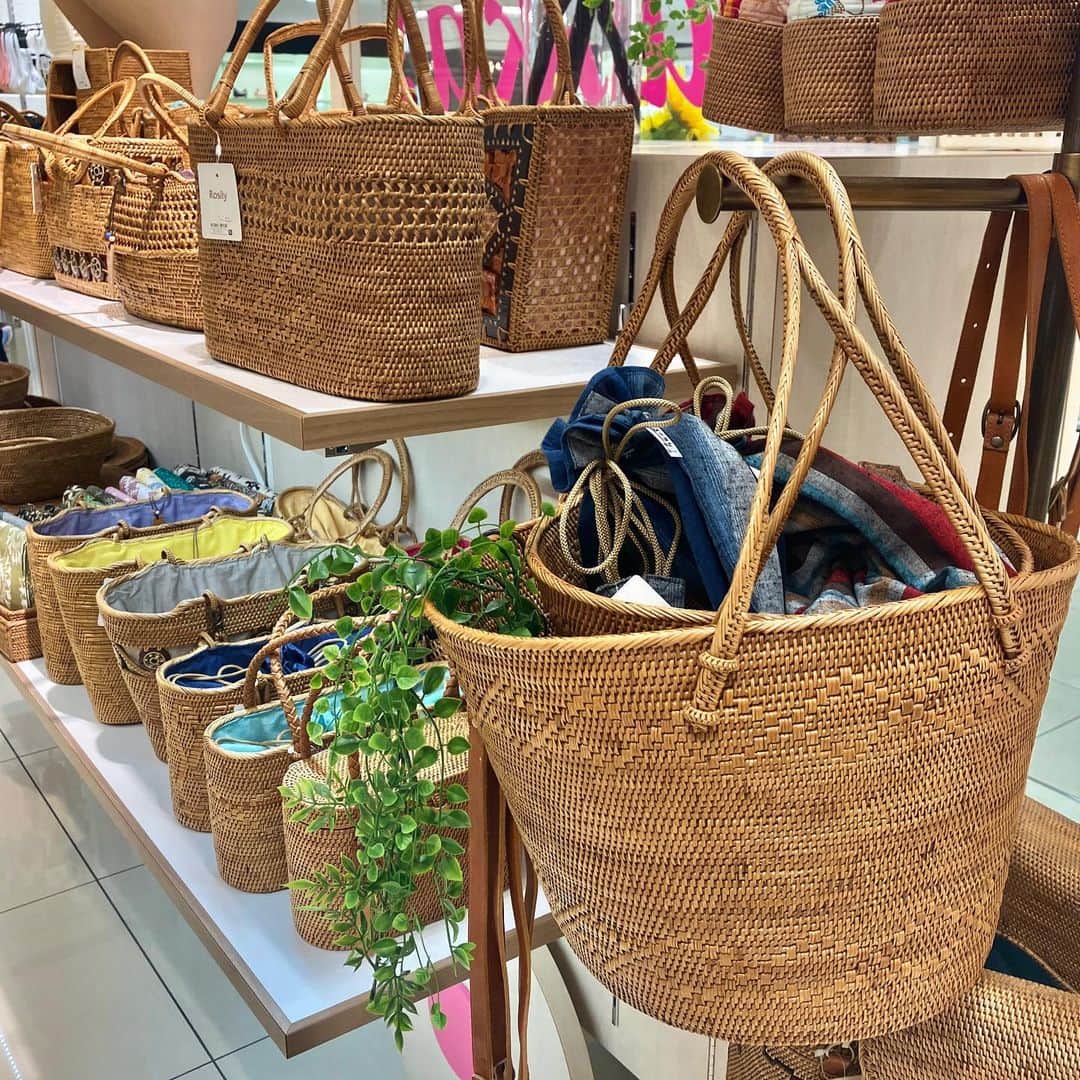 daimarusapporoさんのインスタグラム写真 - (daimarusapporoInstagram)「夏だ🌞！かごバッグだ😎 2階 婦人洋品売場で〈ロージリー〉期間限定ショップを開催中！  バリ島の植物「アタ」を編んで作られたバッグや雑貨がそろいました🌞  店頭で人気なのは、やっぱりハンドバッグ！ 夏のお出かけにぴったりな、涼しげな佇まいが素敵です。  透かし編みなどデザインが豊富で、色鮮やかな巾着との組み合わせも楽しめます🌈  さらに、かごやボックスといったインテリア収納も人気アイテム。 どんなお部屋にも自然と馴染み、長く使うことができるのがおすすめポイント。  ファッションだけでなく、インテリアにも活躍してくれる「アタ」のアイテム。 丁寧に作られたアタ雑貨の数々、ぜひ手にとってご覧ください🌴  ※7/18(火)まで  #大丸札幌 #ロージリー #アタバッグ #アタ雑貨 #かごバッグ #かご収納 #かご編み #ハンドバッグ #インテリア収納」7月7日 17時51分 - daimarusapporo