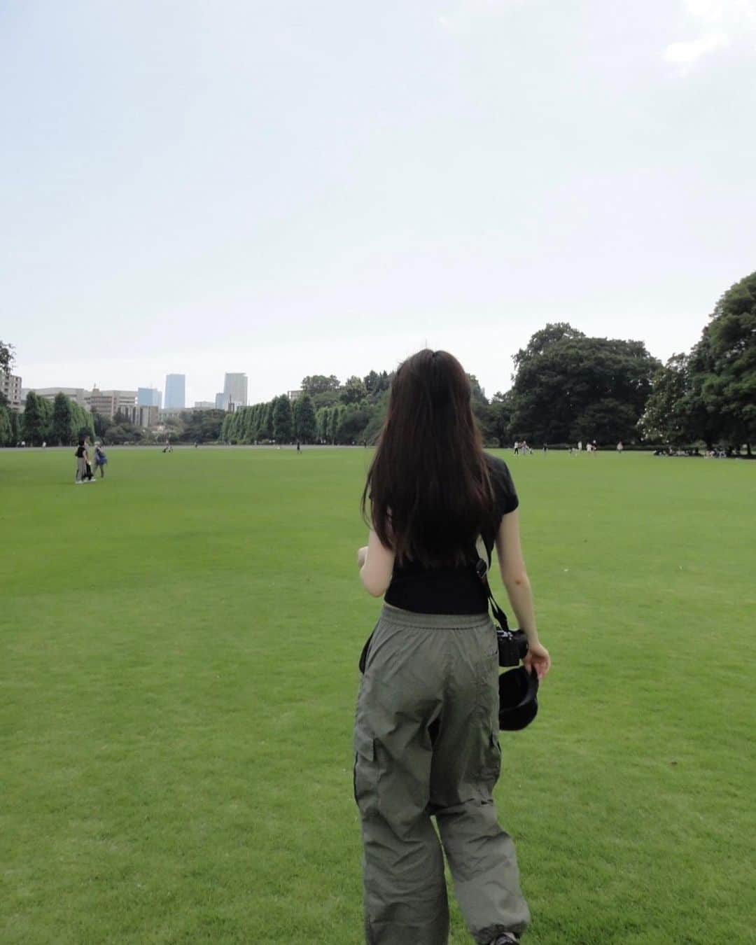 のインスタグラム：「⁡ いつかのお散歩で 友達がデジカメで撮ってくれたよ ⁡ 😏💐←この写真めちゃあるよね笑 ⁡ パターン増やせるようにがんばります🤞」