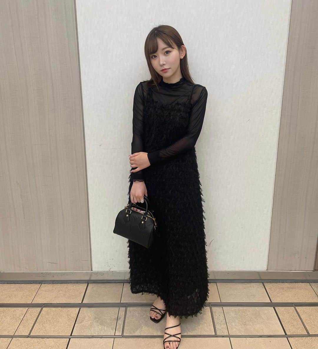 七嶋舞のインスタグラム：「もはや黒以外の服は着ないんじゃないか説が自分の中で浮上してる😇」