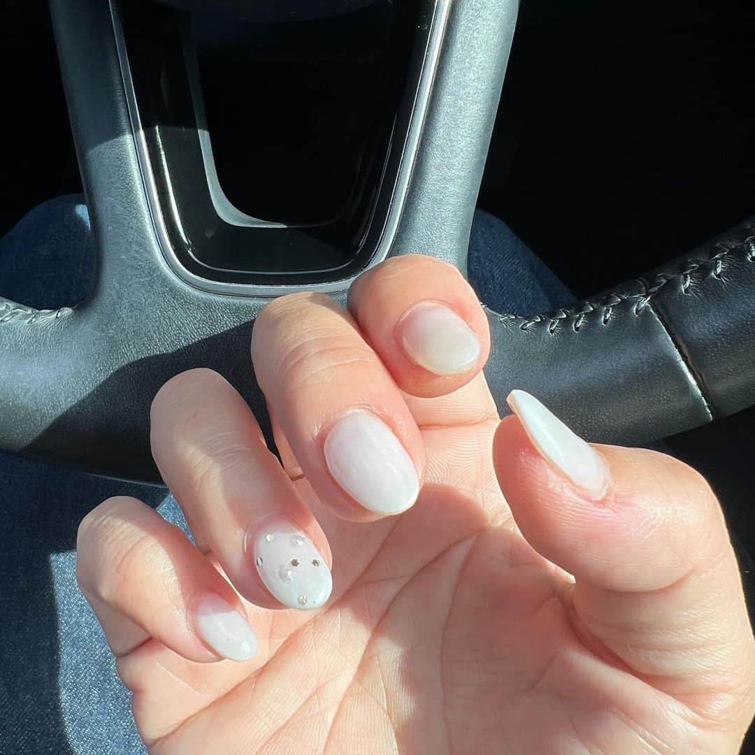 のインスタグラム：「夏になると☀️ シンプルなホワイト系にしたくなる  #ネイルデザイン  #newnails  #ホワイトネイル  #パールネイル」