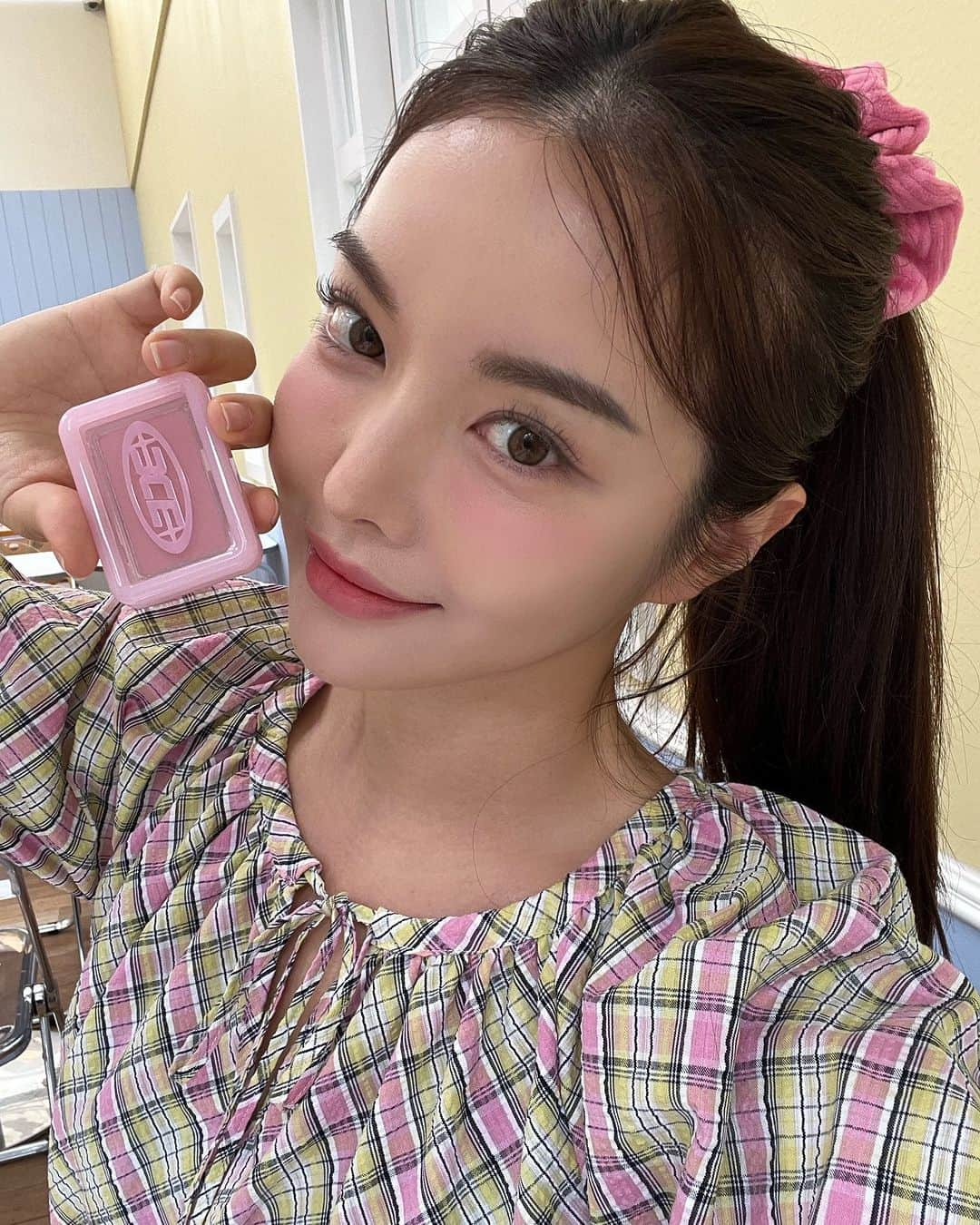 Official STYLENANDAさんのインスタグラム写真 - (Official STYLENANDAInstagram)「#motd  색감 천재 3CE 의 NEWTAKE PURE + PAIRING FACE BLUSHER # FRIENDLY 찐발색 보고 가세요 😊💖💗💕🌸  #3CENEWTAKEPUREPAIRING #3CE뉴테이크퓨어페어링 #3CENEWTAKEFACEBLUSHER #3ce #3cestylenanda #FACEBLUSHER #CHEEK #PINKBLUSHER」7月7日 9時00分 - houseof3ce