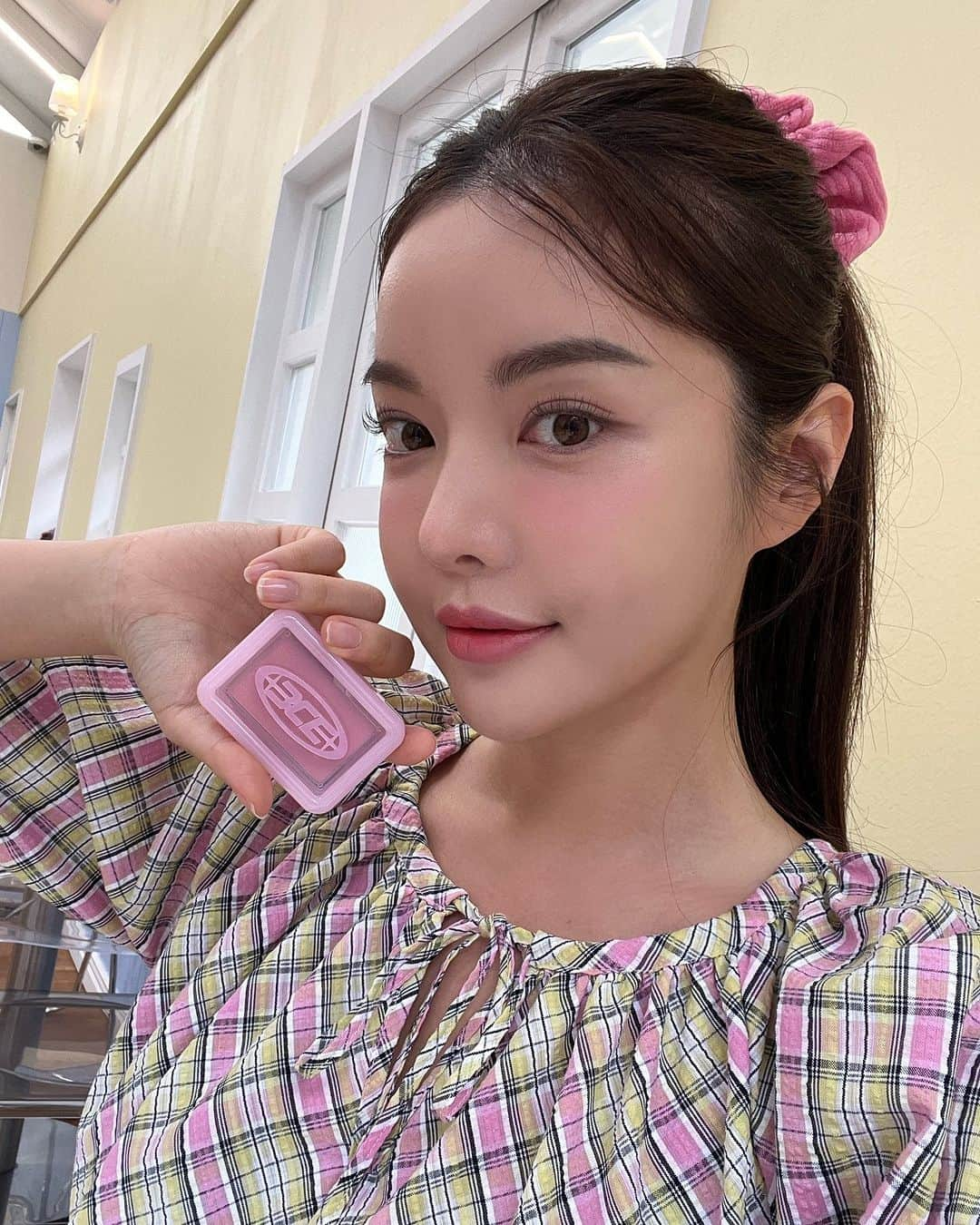 Official STYLENANDAさんのインスタグラム写真 - (Official STYLENANDAInstagram)「#motd  색감 천재 3CE 의 NEWTAKE PURE + PAIRING FACE BLUSHER # FRIENDLY 찐발색 보고 가세요 😊💖💗💕🌸  #3CENEWTAKEPUREPAIRING #3CE뉴테이크퓨어페어링 #3CENEWTAKEFACEBLUSHER #3ce #3cestylenanda #FACEBLUSHER #CHEEK #PINKBLUSHER」7月7日 9時00分 - houseof3ce