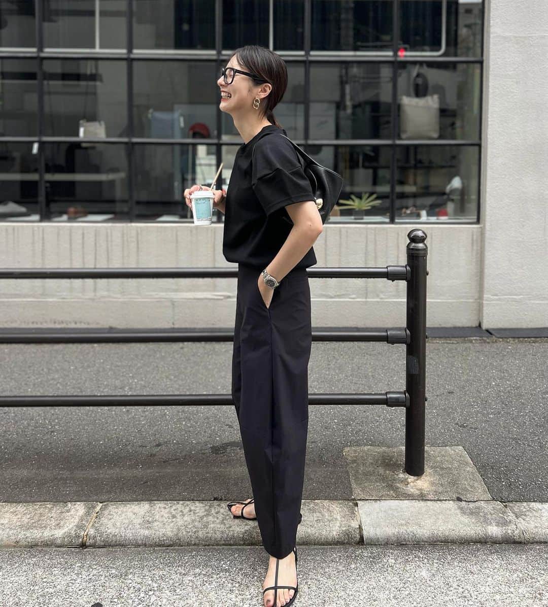 青野未来 / MikuAonoのインスタグラム：「. . 🤣🤣🤣  #ootd bag @cafune.official  tops @amely__official  pants @ella_webshop  sandal @jilsander  acc @seadsmara  . . #cafune #cafunepopup #cafunexhankyu  #mycafune #カフネ#梅阪popup #ブラックコーデ」
