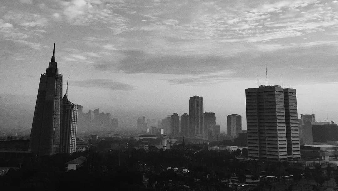 栗原貴史さんのインスタグラム写真 - (栗原貴史Instagram)「そんなに写真も撮れる時間もないくらいバタバタだったインドネシアでの時間。  少しだけ、そのひとときの切り抜きを。その土地の湿度や温度を見て思い出す。  #ライカ部　#ライカ　#LEICA  #leicasl2s」7月7日 9時03分 - kuri0804