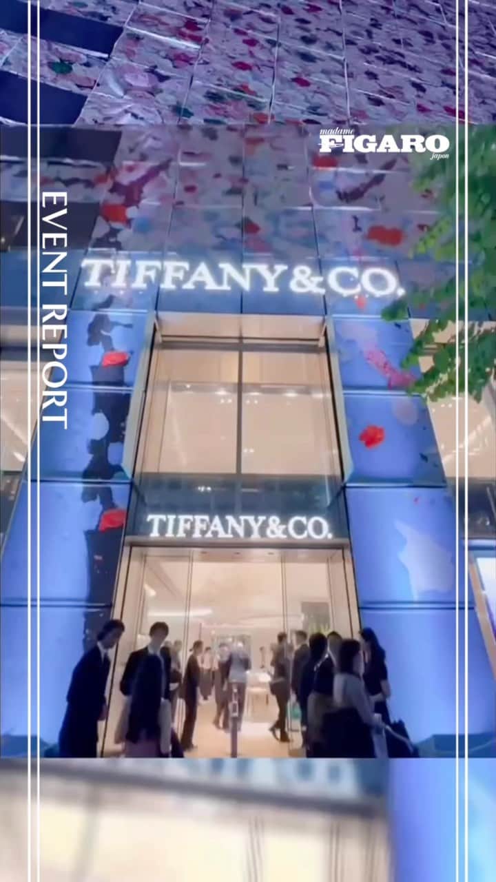 のインスタグラム：「「ティファニー銀座本店」は、7月7日、NYのDNAをルーツにリニューアルオープン。  新しいティファニー銀座本店は、ニューヨーク本店のエッセンスを随所に反映し、創造性にあふれた日本における最新の旗艦店として生まれ変わった。ダミアン・ハーストによる装飾が華やかな入口から中に入ると、リニューアルオープンを記念して、ティファニーが所有する希少なアーカイブピースの数々が展示されている。 昨年末にローンチした「ティファニー ロック」コレクションから新作ジュエリーも先行発売。 銀座本店の限定商品として、限定カラーの「ティファニー コーヒーカップ」が登場。ぜひティファニー銀座本店で、ブランドの新たなチャプターを体感してみて。  @tiffanyandco #TifanyAndCo #TiffanyGinza」