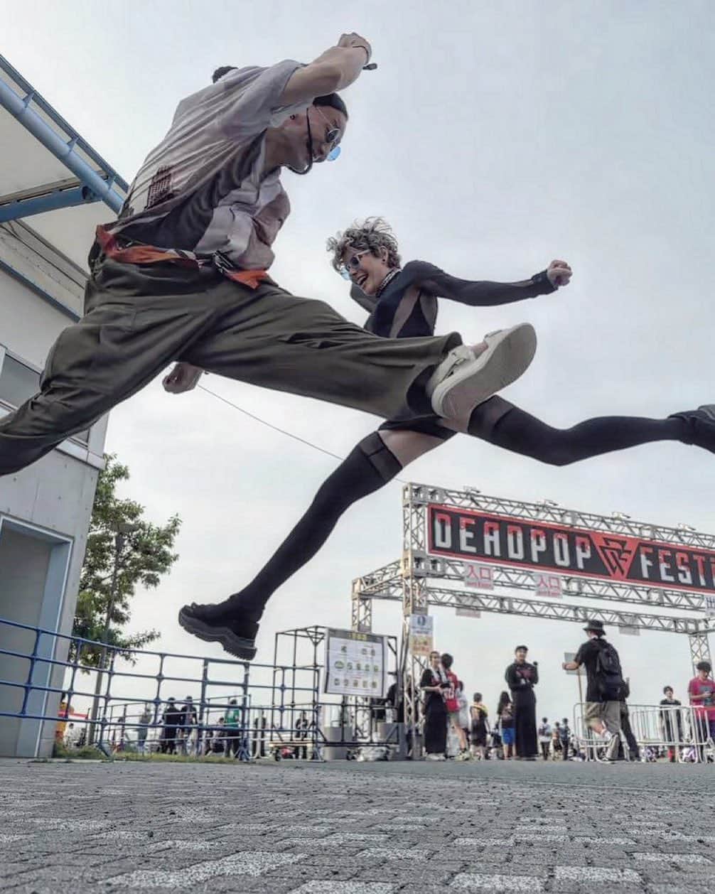 KAI_SHiNEのインスタグラム：「Time Flies.  I'm Flying.  #deadpopjump」