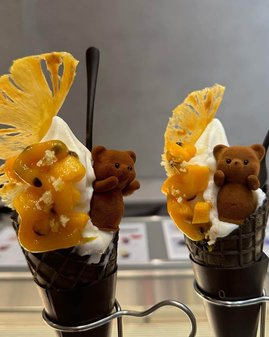 akariのインスタグラム：「銀座の @louangetokyo_lemusee  から新しく出たソフトクリームがとっても可愛かった🍦🧸♡  流石ルワンジュ様で見た目だけじゃなくて味も本当に美味しい🥹♡」