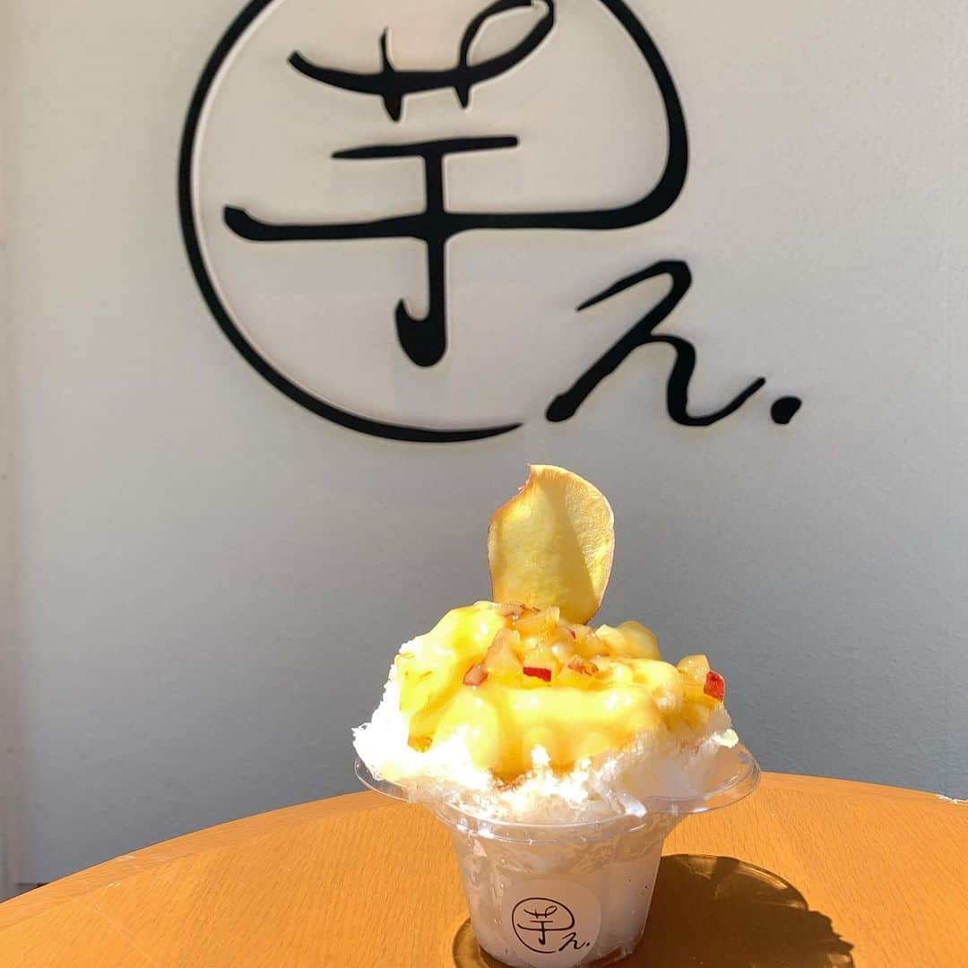 遊佐ちえみさんのインスタグラム写真 - (遊佐ちえみInstagram)「🍠×🍧  📍芋菓子や 芋えん 静岡県浜松市中区肴町317-11 ザ・パーク24 1階南側 📞053-569-6886  濃厚かき氷に出会いました💛  お芋好きにはたまらない🍠  お芋シロップたっぷりの 「芋えんかき氷」 ￥790 (税込)  贅沢に2種類のシロップを使ったかき氷！  ①芋シロップ 国産の紅はるかをペースト状にして砂糖を加えただけ！ お芋を存分に感じられるもったり食感💛 しっか ②ミルクシロップ 氷全体にかかっていて、まろやかな口どけ😌 やさしいミルクの甘さ🍼 お芋のシロップとは違う感じながら召し上がれます💛  さらに！中には、、 じっくりと焼き上げた 芋えんのしっとり密焼き芋が隠れています🍠 しっかりお芋を味わえるので 食べ応えもあります！！  上にはダイスカットされたお芋🍠と 大学芋に使っている醤油蜜、 お芋のチップスも加わることで 味だけでなく、様々な食感も🙆‍♀️  🧊氷のこだわり🧊 中央アルプスと南アルプスを東西に流れる 信州の深層天然水から作られた 高純度な純氷を使っています！！  贅沢すぎるかき氷🍠࿐✩ ぜひ、暑い日に夏を感じながら お召し上がりください♥️  ◾︎ 定休日  水曜日  ◾︎ 営業時間  月曜日～土曜日 11:00〜19:00   日曜日・祝日  11:00～18:00  ◾︎ 駐車場  無料駐車場なし ※立体駐車場（ザ・パーク24）が隣接しています。  ▶︎▷ Paypayご利用の方必見👀！！  間渕グループでは、Paypayでの決済で 最大3％ポイント還元付与のキャンペーン実施中！  期間：6/15～7/17  対象店舗⬇️  メルカート間渕 炭火バルMabuchi 食堂まぶち ATELIER CHOCOLAT ENTRE 芋菓子や　芋えん  ※各店舗により対象金額・上限ポイントは異なります。  アントゥルは1,500円以上が対象、 1回につき最大500Pt付与（⁼上限金額16,666円）  芋えんは500円以上が対象、 1回につき最大250Pt付与（⁼上限金額8,333円）  #芋えん #さつまいもスイーツ #お芋 #紅はるか #お芋のかき氷 #かき氷 #浜松スイーツ #浜松グルメ #浜松かき氷 #浜松観光 #静岡スイーツ #贅沢かき氷 #海の湖HAMANAジェンヌ #visit浜名湖」7月7日 19時00分 - yusa_cgram