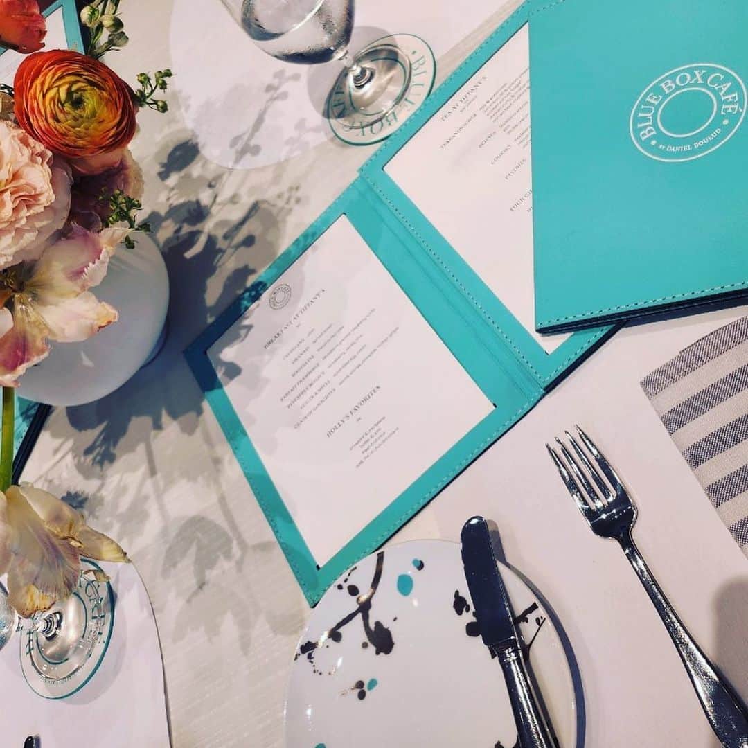 ヨンアさんのインスタグラム写真 - (ヨンアInstagram)「@blueboxcafenyc  ずっと楽しみにしていたランチ♡ 入り口から可愛くてご飯も美味しかった！ @tiffanyandco の中だから欲しいのが 多すぎて危なかったけど😂 #NYC#너무예쁨#티파니#블루박스」7月7日 9時21分 - youn1029