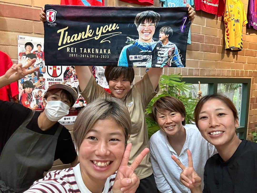 武仲麗依さんのインスタグラム写真 - (武仲麗依Instagram)「2023.4.02〜04⚽️ 萌乃とみちさんからオファーを頂き 自主トレに参加してきました😂 自主トレやのにめちゃくちゃ良い環境で サッカーさせてもらえて幸せを感じました☺️ 萌乃みちさんありがとー😘 それに、普段一緒にサッカーすることのない 他チームの選手とボール蹴れるのは とても新鮮でした😊 ミニゲームも盛り上がって やっぱサッカーは楽しいなーと 実感できた3日間でした!! 萌実、めぐさん、ゆめも ありがとうございましたー🙇‍♀️  みちさんの地元で自主トレしたので 日ノ本のキーパー同期🧤 切畑琴乃とも会えました〜👏 いろんな人から仲良かったっけ？ って言われるけど 高校時代よく言い合いはしとったけど 仲悪くありません🤗笑  自主トレ終わってバイバイ👋する予定でしたが 萌乃の引っ越しを急遽手伝うことになり 共に過ごすこと4日😎  もう萌乃とみちさんが天然で面白すぎて この4日間めちゃくちゃ爆笑しました🤣 誘ってくれてありがとうやし 何より楽しませてくれてありがとう😂  おまけみたいになってごめんやけど…笑 かのともご飯🍚行けたし まあまあ喋れた？し ご飯行けて良かった!! 早くチーム見つかるといいな😇  と、いうことで 近況報告でしたー🤪  今日から10日間は関東仙台遠征です🤣  #自主トレ #高田さん #中野さん #まさるさん #後藤三知 #阪口萌乃 #竹重杏歌理 #石淵萌実 #上尾野辺めぐみ  #滝川結女」7月7日 9時22分 - tknkrei18
