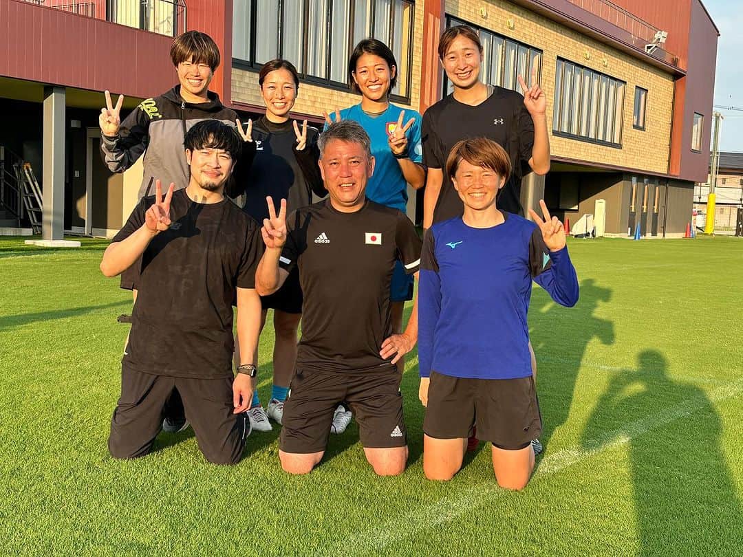 武仲麗依さんのインスタグラム写真 - (武仲麗依Instagram)「2023.4.02〜04⚽️ 萌乃とみちさんからオファーを頂き 自主トレに参加してきました😂 自主トレやのにめちゃくちゃ良い環境で サッカーさせてもらえて幸せを感じました☺️ 萌乃みちさんありがとー😘 それに、普段一緒にサッカーすることのない 他チームの選手とボール蹴れるのは とても新鮮でした😊 ミニゲームも盛り上がって やっぱサッカーは楽しいなーと 実感できた3日間でした!! 萌実、めぐさん、ゆめも ありがとうございましたー🙇‍♀️  みちさんの地元で自主トレしたので 日ノ本のキーパー同期🧤 切畑琴乃とも会えました〜👏 いろんな人から仲良かったっけ？ って言われるけど 高校時代よく言い合いはしとったけど 仲悪くありません🤗笑  自主トレ終わってバイバイ👋する予定でしたが 萌乃の引っ越しを急遽手伝うことになり 共に過ごすこと4日😎  もう萌乃とみちさんが天然で面白すぎて この4日間めちゃくちゃ爆笑しました🤣 誘ってくれてありがとうやし 何より楽しませてくれてありがとう😂  おまけみたいになってごめんやけど…笑 かのともご飯🍚行けたし まあまあ喋れた？し ご飯行けて良かった!! 早くチーム見つかるといいな😇  と、いうことで 近況報告でしたー🤪  今日から10日間は関東仙台遠征です🤣  #自主トレ #高田さん #中野さん #まさるさん #後藤三知 #阪口萌乃 #竹重杏歌理 #石淵萌実 #上尾野辺めぐみ  #滝川結女」7月7日 9時22分 - tknkrei18