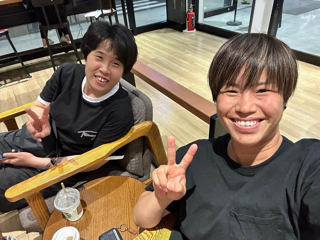 武仲麗依さんのインスタグラム写真 - (武仲麗依Instagram)「2023.4.02〜04⚽️ 萌乃とみちさんからオファーを頂き 自主トレに参加してきました😂 自主トレやのにめちゃくちゃ良い環境で サッカーさせてもらえて幸せを感じました☺️ 萌乃みちさんありがとー😘 それに、普段一緒にサッカーすることのない 他チームの選手とボール蹴れるのは とても新鮮でした😊 ミニゲームも盛り上がって やっぱサッカーは楽しいなーと 実感できた3日間でした!! 萌実、めぐさん、ゆめも ありがとうございましたー🙇‍♀️  みちさんの地元で自主トレしたので 日ノ本のキーパー同期🧤 切畑琴乃とも会えました〜👏 いろんな人から仲良かったっけ？ って言われるけど 高校時代よく言い合いはしとったけど 仲悪くありません🤗笑  自主トレ終わってバイバイ👋する予定でしたが 萌乃の引っ越しを急遽手伝うことになり 共に過ごすこと4日😎  もう萌乃とみちさんが天然で面白すぎて この4日間めちゃくちゃ爆笑しました🤣 誘ってくれてありがとうやし 何より楽しませてくれてありがとう😂  おまけみたいになってごめんやけど…笑 かのともご飯🍚行けたし まあまあ喋れた？し ご飯行けて良かった!! 早くチーム見つかるといいな😇  と、いうことで 近況報告でしたー🤪  今日から10日間は関東仙台遠征です🤣  #自主トレ #高田さん #中野さん #まさるさん #後藤三知 #阪口萌乃 #竹重杏歌理 #石淵萌実 #上尾野辺めぐみ  #滝川結女」7月7日 9時22分 - tknkrei18