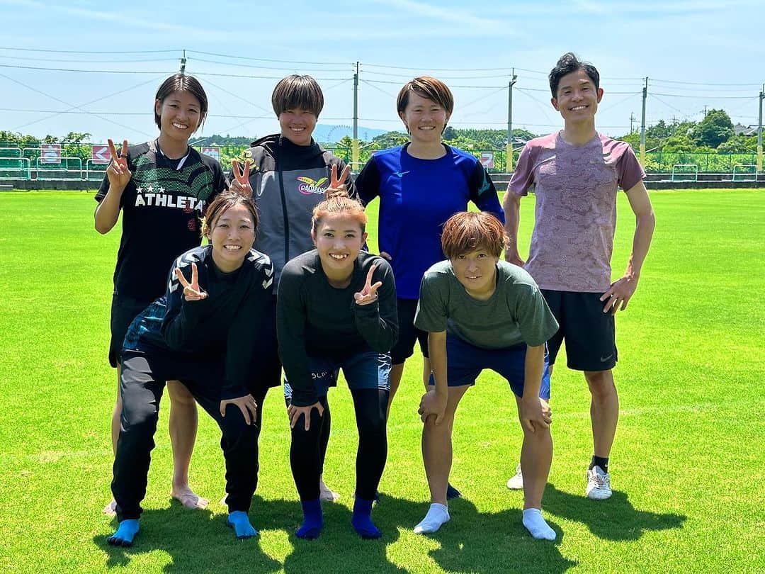 武仲麗依さんのインスタグラム写真 - (武仲麗依Instagram)「2023.4.02〜04⚽️ 萌乃とみちさんからオファーを頂き 自主トレに参加してきました😂 自主トレやのにめちゃくちゃ良い環境で サッカーさせてもらえて幸せを感じました☺️ 萌乃みちさんありがとー😘 それに、普段一緒にサッカーすることのない 他チームの選手とボール蹴れるのは とても新鮮でした😊 ミニゲームも盛り上がって やっぱサッカーは楽しいなーと 実感できた3日間でした!! 萌実、めぐさん、ゆめも ありがとうございましたー🙇‍♀️  みちさんの地元で自主トレしたので 日ノ本のキーパー同期🧤 切畑琴乃とも会えました〜👏 いろんな人から仲良かったっけ？ って言われるけど 高校時代よく言い合いはしとったけど 仲悪くありません🤗笑  自主トレ終わってバイバイ👋する予定でしたが 萌乃の引っ越しを急遽手伝うことになり 共に過ごすこと4日😎  もう萌乃とみちさんが天然で面白すぎて この4日間めちゃくちゃ爆笑しました🤣 誘ってくれてありがとうやし 何より楽しませてくれてありがとう😂  おまけみたいになってごめんやけど…笑 かのともご飯🍚行けたし まあまあ喋れた？し ご飯行けて良かった!! 早くチーム見つかるといいな😇  と、いうことで 近況報告でしたー🤪  今日から10日間は関東仙台遠征です🤣  #自主トレ #高田さん #中野さん #まさるさん #後藤三知 #阪口萌乃 #竹重杏歌理 #石淵萌実 #上尾野辺めぐみ  #滝川結女」7月7日 9時22分 - tknkrei18