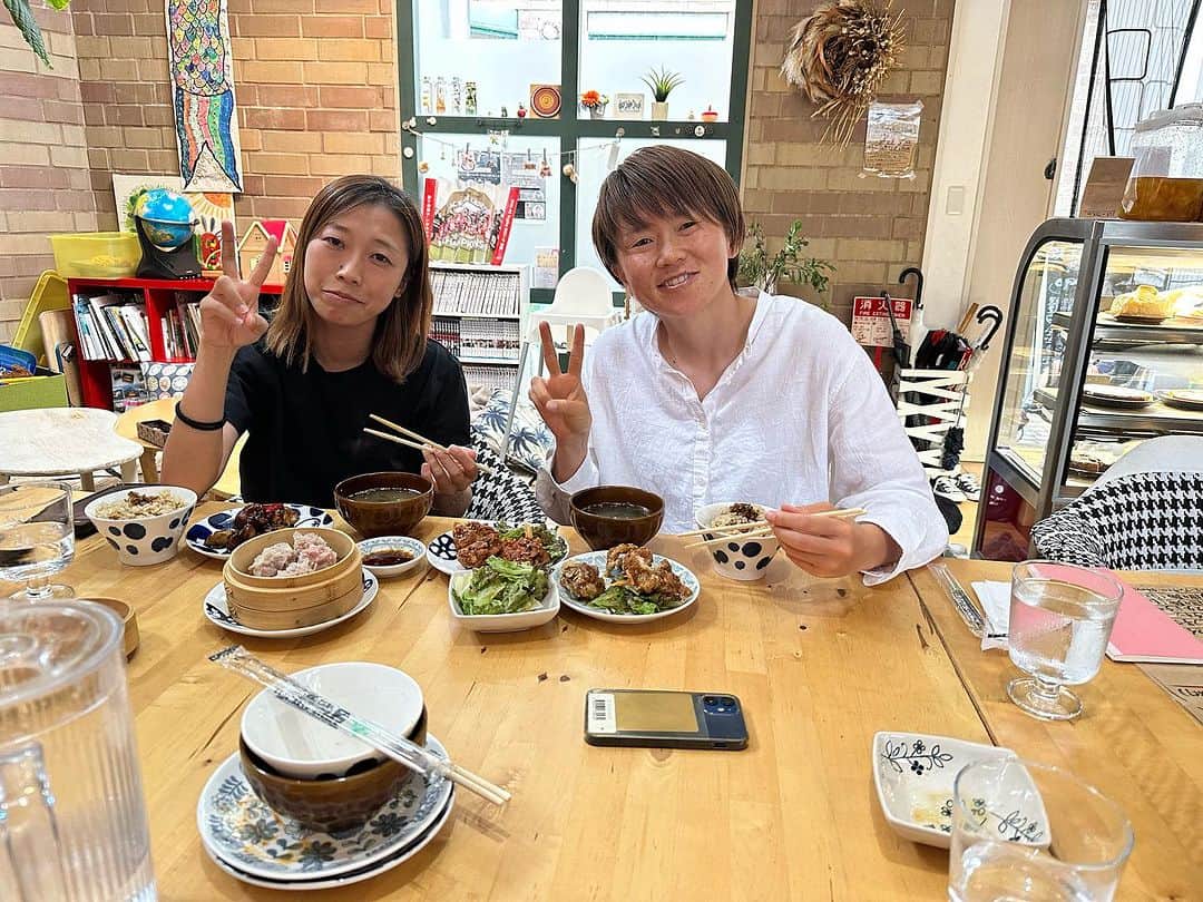 武仲麗依さんのインスタグラム写真 - (武仲麗依Instagram)「2023.4.02〜04⚽️ 萌乃とみちさんからオファーを頂き 自主トレに参加してきました😂 自主トレやのにめちゃくちゃ良い環境で サッカーさせてもらえて幸せを感じました☺️ 萌乃みちさんありがとー😘 それに、普段一緒にサッカーすることのない 他チームの選手とボール蹴れるのは とても新鮮でした😊 ミニゲームも盛り上がって やっぱサッカーは楽しいなーと 実感できた3日間でした!! 萌実、めぐさん、ゆめも ありがとうございましたー🙇‍♀️  みちさんの地元で自主トレしたので 日ノ本のキーパー同期🧤 切畑琴乃とも会えました〜👏 いろんな人から仲良かったっけ？ って言われるけど 高校時代よく言い合いはしとったけど 仲悪くありません🤗笑  自主トレ終わってバイバイ👋する予定でしたが 萌乃の引っ越しを急遽手伝うことになり 共に過ごすこと4日😎  もう萌乃とみちさんが天然で面白すぎて この4日間めちゃくちゃ爆笑しました🤣 誘ってくれてありがとうやし 何より楽しませてくれてありがとう😂  おまけみたいになってごめんやけど…笑 かのともご飯🍚行けたし まあまあ喋れた？し ご飯行けて良かった!! 早くチーム見つかるといいな😇  と、いうことで 近況報告でしたー🤪  今日から10日間は関東仙台遠征です🤣  #自主トレ #高田さん #中野さん #まさるさん #後藤三知 #阪口萌乃 #竹重杏歌理 #石淵萌実 #上尾野辺めぐみ  #滝川結女」7月7日 9時22分 - tknkrei18