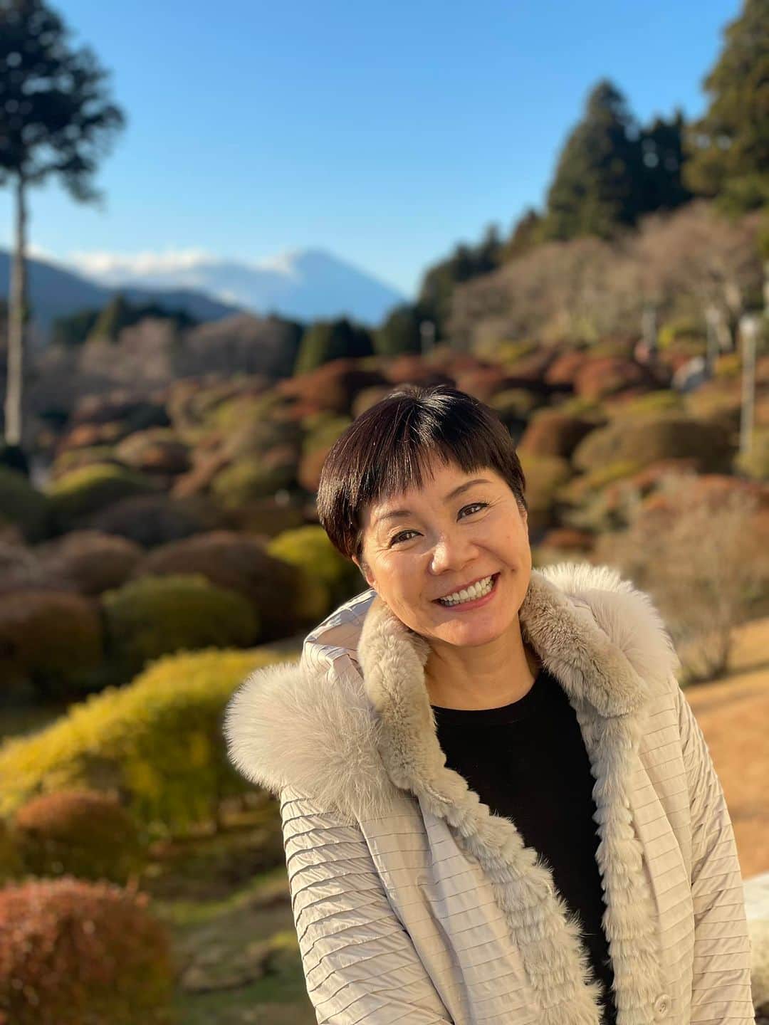 山本華世のインスタグラム：「おはようございます❤️関西にいる方‼️ 本日MBS（関西）で9時55分から旅行通販、私がご案内役でテレビに出てまーす。良かったら見てね。」