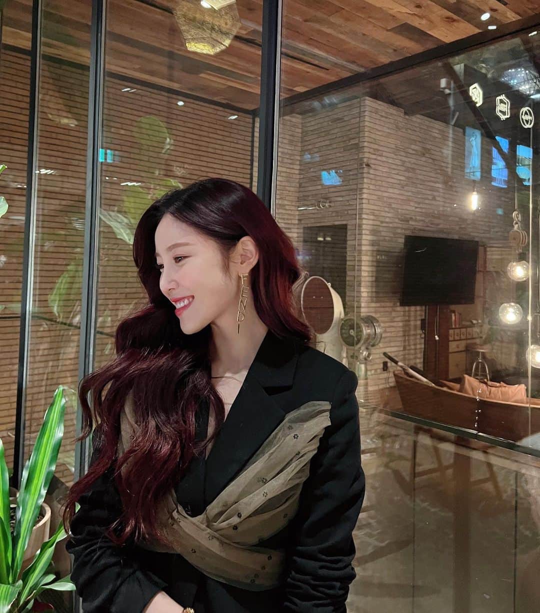 チョン・ヒョソンのインスタグラム：「#NETFLIX  #CELEBRITY #셀러브리티 🖤  #오민혜 #ohminhye 🖤  민혜팀 ✨ 👗  @ljn9697 @hi_ee_l  💄  @yemingkki  @2ssu_ouioui @makeup_g.yooung  💇🏻‍♀️ @harini_ouioui  @areum_ouioui @__bbini」