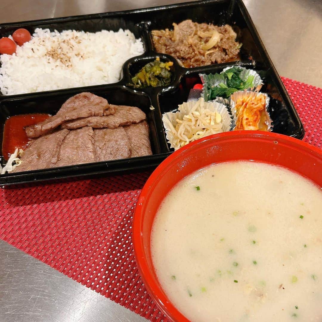 のインスタグラム：「体力を使い果たし夕ご飯はこうなる。 #おうちごはん #夕ご飯#テイクアウト#喜福世#喜福世恵比寿#カルビ弁当#サムゲタン#rionahazuki」