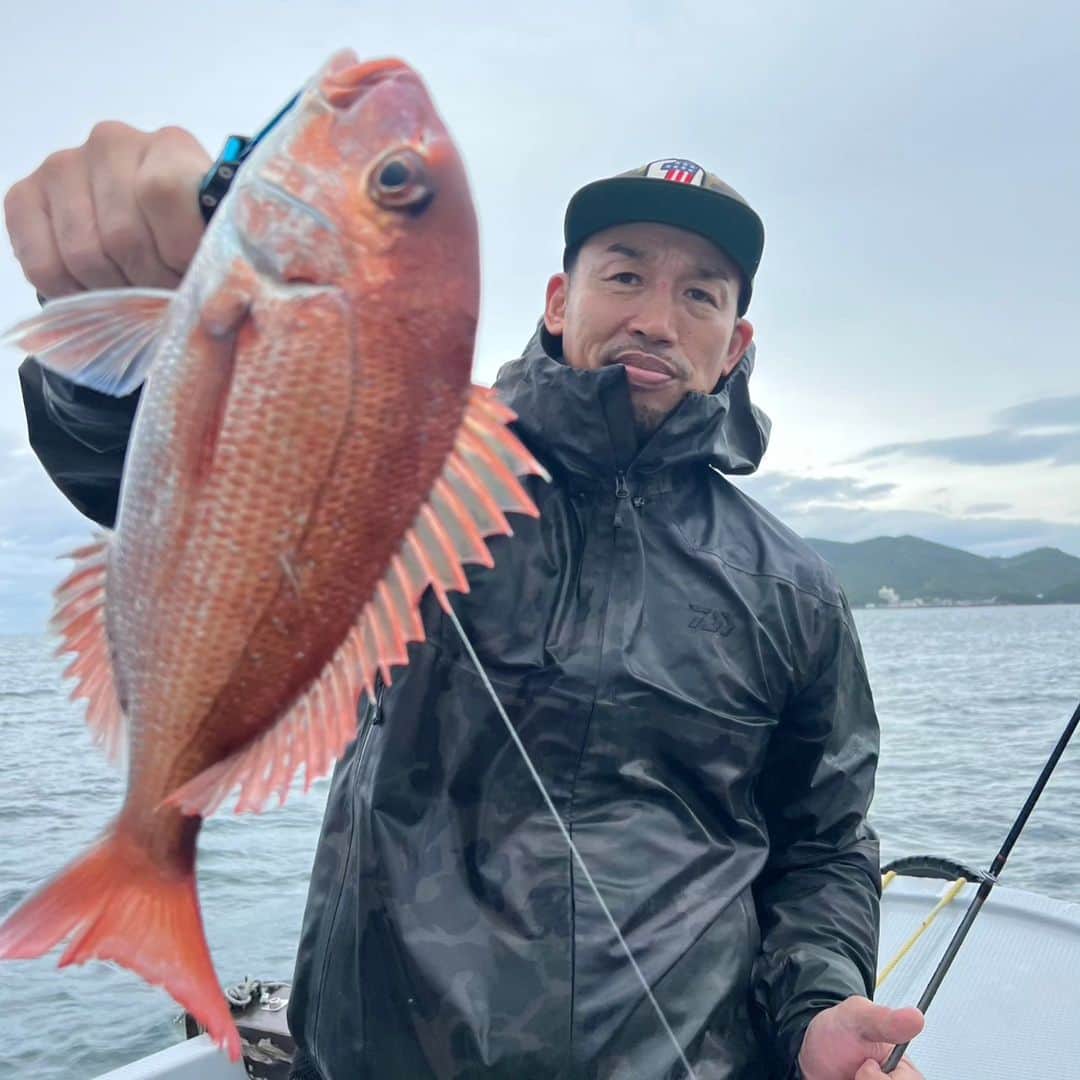 武蔵のインスタグラム：「🎣  鳴門のブランド真鯛釣り遠征。  サイズはそこそこやけど、綺麗でとても美味そうな真鯛が結構釣れました！  #武蔵 #釣り #鯛  #鳴門 #真鯛  #fishing」