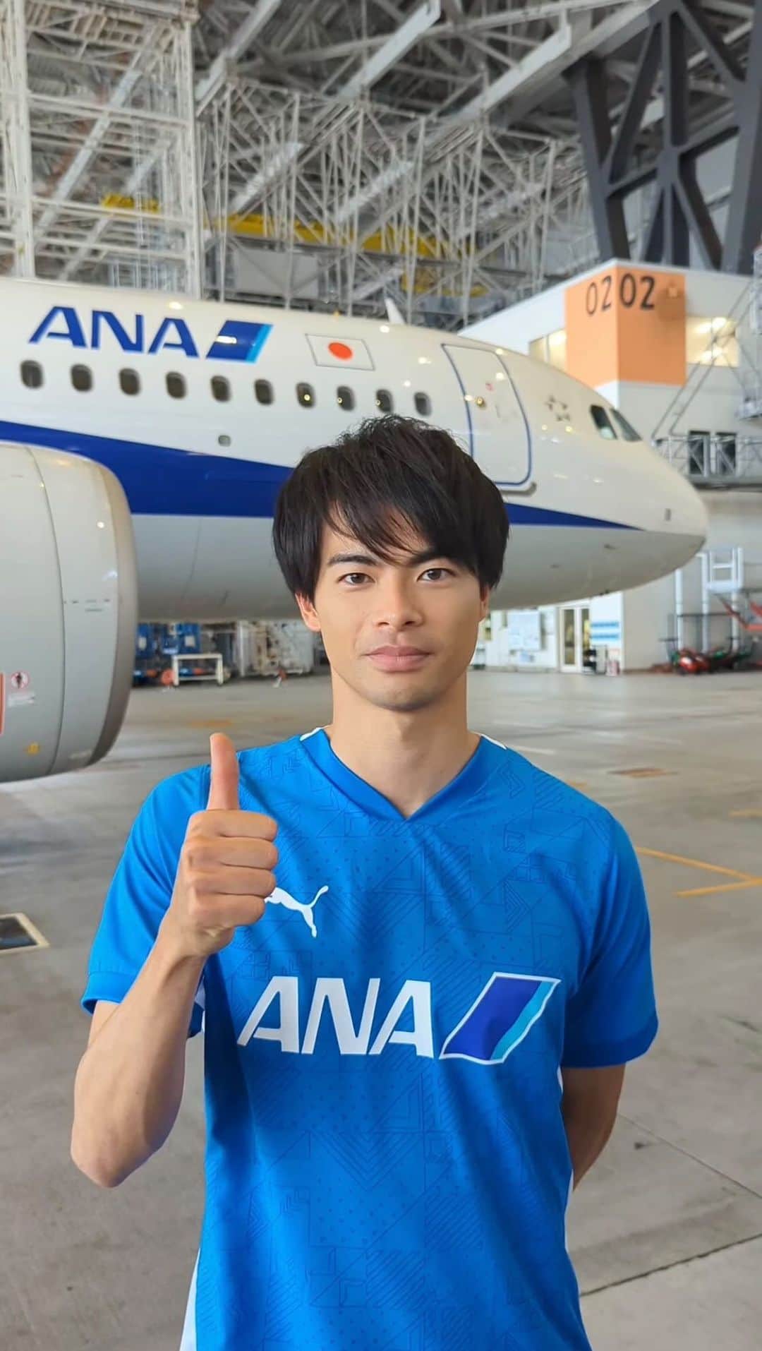 のインスタグラム：「#ANA はプロサッカー選手 #三笘薫 選手とのスポンサー契約を締結しました⚽️✨  三笘選手からのメッセージです✨✈️ @kaoru.m.0520  #三笘薫  #mitoma #allnipponairways #ANA #サッカー #football #soccer」