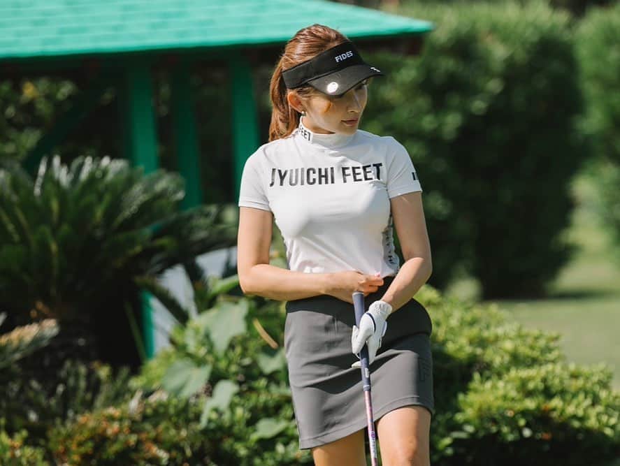YUKAのインスタグラム：「ロゴモックt🤍 @jyuichifeet   昨日もゴルフ場で見かけたけど、メンズウェアもカッコ良い。是非チェックしてみてね☺️✨  #golf#golfwear#golfer#高尔夫球#福岡ゴルフ#夜須高原カントリークラブ #九州ゴルファー#ゴルフ#ゴルフ好き#ゴルフコーデ#ゴルフウェア#ゴルフ女子」