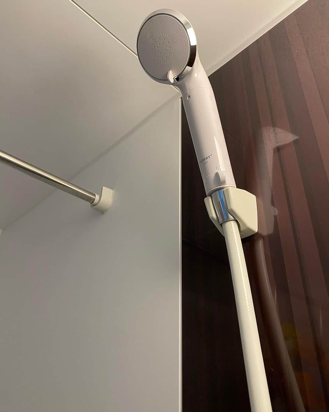◆miki◆さんのインスタグラム写真 - (◆miki◆Instagram)「* * 🚿🚿🚿 * ずっと愛用しているお風呂の浄水シャワー🚿  【トレビーノトレシャワーRS54】に アップデートしました✨️@toray_vino  原水と浄水の切り替えがあって お風呂掃除の時は→原水 浴槽に溜める時は→浄水 で使い分けています！  浴槽に溜めながら遊べるから 坊ちゃんも楽しそうなんじゃわ☺️  さらに原水は同社従来品よりも 40%節水なので経済的で有難い～🫶🏻  3つの水流モードがあってコレ良かった☺️ 洗顔の時は弱い水流にしたり 洗い場掃除の時は強い水流にしたり簡単～❣️  カートリッジの交換、取り付けもあっという間‼️ 面倒臭い事ナシ⭕️ズボラさんでも安心よ✨️  髪や肌に大敵な塩素も除去⭕️ カビ臭（2-MIB）や農薬（CAT）までも‼️😮凄ない？ アトピーや肌の弱い人にもオススメよ✨️ (アトピー協会推薦品だそうよ🤝🏻)  気になった方は是非～😚💕  #PR #東レ #torayvino #トレビーノ #浄水器 #トレシャワー #シャワーヘッド #浄水 #浄水シャワー #塩素除去シャワーヘッド #バスグッズ #アトピー #節水 #塩素除去 #肌ケア #美肌ケア #乾燥肌」7月7日 9時35分 - gold______star