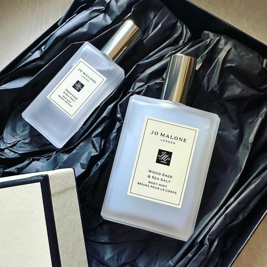星玲奈のインスタグラム：「夏につけたい香りの定番😎 @jomalonelondon の ウッドセージ&シーソルトの香りから なんと！！ 待望の🥹ボディミストとヘアミストが発売🌊（しかも今日から❤️） なんなら同じシリーズで、他にハンドクリームとボディローションまで😍  この香り、 @jomalonelondon の中でもずーっと人気の香りなので きっとファンも多いのでは❤️ これからもっと暑くなるこの季節、 海を連想させるようなすっきりとしたこの香りはきっとマッチするはず☺️🌊 外にこのボディミストを持ち歩きたいくらいだけど、 ガラスの瓶だし100mlだし、まあまあ重いので我慢…🥹🥹 早速今日つけて出かけます❤️ ・ #ジョーマローンロンドン　#declareyourscent #ウッドセージアンドシーソルト #woodsageandseasalt」