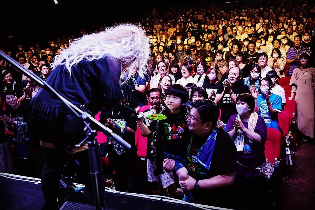 JILLのインスタグラム：「39年のバンド活動。  その間にたくさんのファンの方と共に、お子さんがライブに参加してくれました。  多分、初代の頃の子どもさんは今や20代後半くらいでしょうか。  この日も、高校生になっていて、すでにお子さんと呼べないくらい成長したBOY。  横浜では20代後半でお父さんと来てくれた男性がミーグリに参加してくれたり….  毎回、パパやママと一緒に来てくれるGIRL、BOY。  もちろんご家族で来てくれるファミリーの皆々様。  まだまだPERSONZチャイルドはたくさんいらっしゃると思います👋👋👋  HULICでは、思わず手作りうちわを持つ姿が可愛くて💕ステージに上がって貰って記念撮影に加わってくれたBOYも6歳❣️  なかなかお子さんは会場の中にいると小さいので見つけることが難しいのですが、会場でライブに参加したらたくさん手を振ってね〜👋  みんなパパママの英才教育❗️にて、PERSONZを聴いて育ってくれているんですよねぇ。  長くバンド活動をしていて嬉しいことのひとつです。  まだまだ小さいPERSONZチャイルドのためにもgrandmaJILL、頑張ります👍  7月22日-仙台rensaホール 7月23日_函館金森ホール —————————————- PERSONZ「I AM THE BEST TOUR」 6月18日_高知県立県民文化ホール グリーンホール 6月24日_札幌CUBE GARDEN 7月02日_ヒューリックホール東京 7月22日-仙台rensaホール 7月23日_函館金森ホール 8月04日_名古屋ダイアモンドホール 8月05日_大阪クラブクワトロ 8月11日_新潟LOTS 8月12日_高崎芸術劇場スタジオシアター 8月26日_福岡電気みらいホール —————————————-  #jillpersonz  #personz  #youtubepersonzチャンネル #note  #jillpersonz  #エアプレ #JILLプレ #ラジオ高崎 #三味線jill屋」