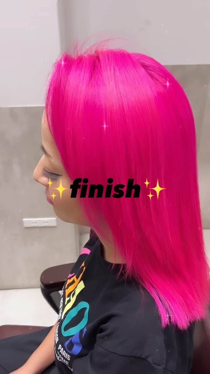 ニーコのインスタグラム：「ニーコのピンク髪メンテナンス🩷🪮🩷 色落ちしてムラムラ＆根本プリンを直しまーす いつもこんな流れやで大体2〜3時間 @satoshitakagi アリガトウ👐🏻 #ピンクヘアー#ピンクヘア#ピンク髪#ピンク#派手髪#派手髪女子#派手髪ママ#ヘアマニキュア #pink#pinkhair#pinklover#haircolor」