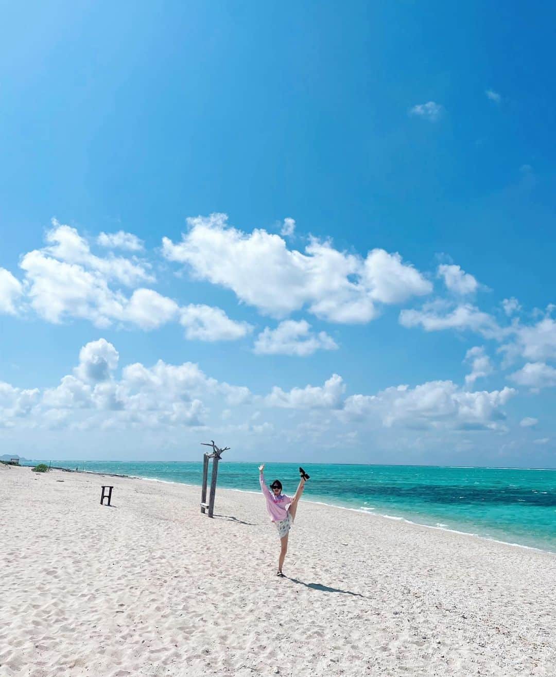 笹本玲奈のインスタグラム：「暑いですね。 海に行きたいなぁ…と言うことで、前に沖縄の離島ナガンヌ島に行った時の写真です🏝️ 海がとーーーっても綺麗でした！ 子供も大喜びだったのでまた行きたいなぁ。 （紫外線がかなり強いです、足の甲を火傷しました☀️）」