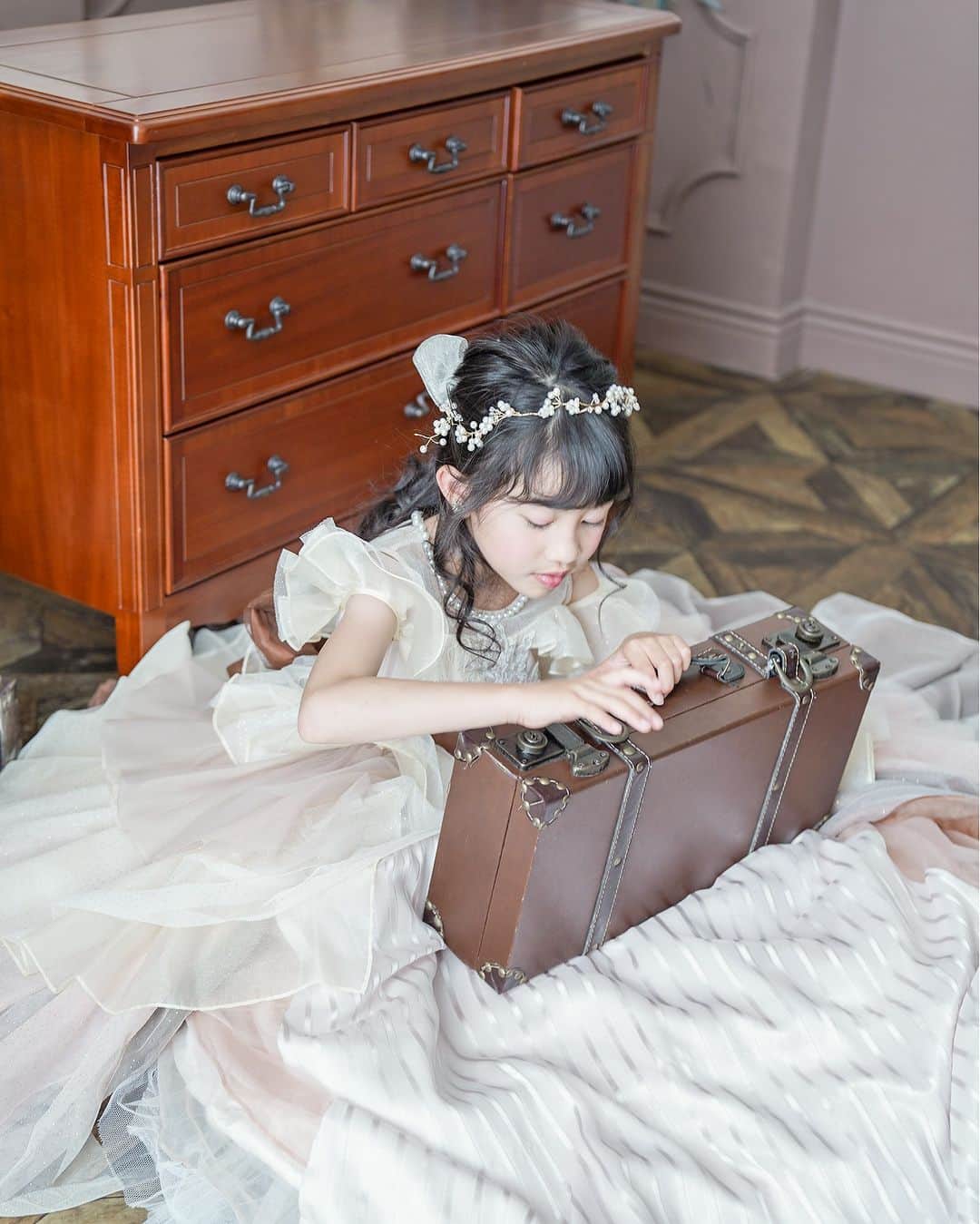 のインスタグラム：「@caratt_shinsaibashi _________________________  「 dress 」  豊富な衣装をご用意しておりますので 好みの衣装が見つかります♡*  柔らかな自然光の中での撮影は お子様の表情を引き出すのにぴったり📸 　  撮影はもちろんレンタルに関しても Webまたはお電話からお気軽にお問合せください･:*  _________________________ #studiocarattshinsaibashi #スタジオキャラット心斎橋店 #記念写真 #自然光撮影 #フォトスタジオ大阪 #写真スタジオ大阪 #753 #七五三前撮り #七五三レンタル #七五三大阪」