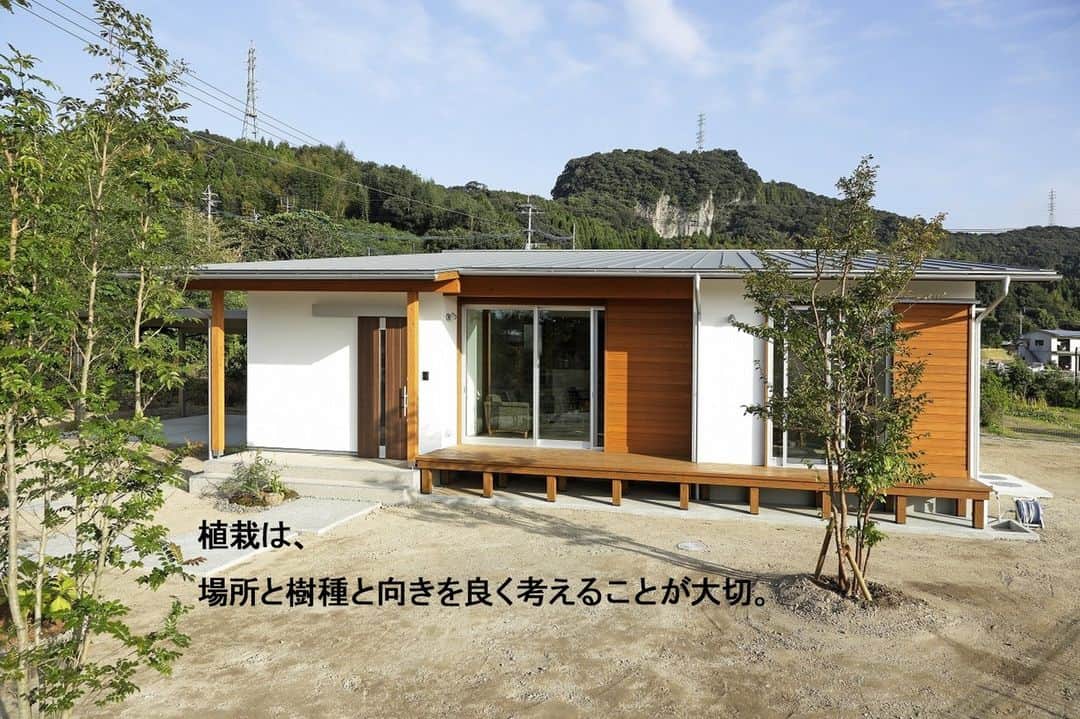 Yasuhiro Arimuraさんのインスタグラム写真 - (Yasuhiro ArimuraInstagram)「片流れの屋根を採用した外観です。 玄関アプローチや庭には、シンボルツリーが植えてあります。シンプルな外観ですが、それだけで雰囲気がかなり変わりますよ。 敷石もオシャレに配置され、フェンスも明るく開放感があります。  広い庭には、木が何本か植えてあります。 植栽は、植える場所と樹種と向きを良く考えましょう。 外から見た時と、家の中から見た時のバランスがとても大切です。 将来、木が育ちどんな庭になるのか楽しみですね。  ウッドデッキの上には、軒が大きくとってあります。 縁側みたいに腰掛けたり、リビングの延長として使ったりと色々な使い方ができますよ！ 雨戸の引き戸が収納される戸袋も、外観のデザインにアクセントを与えています。  more photos... 👉 @yasuhiro.arimura #光と風 #sumais #リビング #明るいリビング #注文住宅 #家づくり #平屋のお家 #造作建具 #ウッドデッキ #マイホーム #マイホーム計画 #木の家 #住まい #新築 #オーダーメイド住宅 #鹿児島 #工務店 #工務店がつくる家 #工務店だからつくれる家 #設計事務所 #子育て #自然素材 #賃挽き製材 #デザイン #暮らし #暮らしを楽しむ #シンプルな暮らし #丁寧な暮らし #田舎暮らし #instahouse」7月7日 9時58分 - yasuhiro.arimura