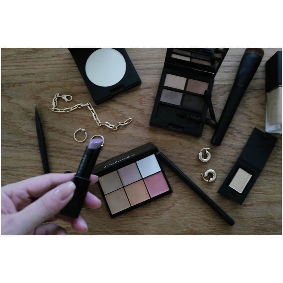 JUNNAのインスタグラム：「@celvoke.jp  Celvoke A/W Makeup Collection  🥳7月7日(金)本日よりCelvoke直営店／Celvoke公式オンラインストアにてご予約開始です  お気に入りのトレンチコートに合わせた 主役コスメは #トレンチコートアイシャドウ (ヴァティック アイパレット 09)  今回のメイクに使用したもの ⬇︎ 🍁シームレスフェイスパレット 悩みごとに特化した6種のカラーがシミ、クマ、ニキビ跡etc...肌悩みをカバー！硬めのコンシーラーはかなりカバー力高め。  🍁スキンレゾネート リキッドファンデーション 83%美容液成分！軽やかでスキンケア感覚。潤い溢れた極薄膜でつるんとした艶肌に仕上がり。  🍁 ヴァティック アイパレット 09 ニュアンスの異なるベージュトーンのレイヤードで作る、洗練を極めた仕上がり。上質なトレンチコートのようにタイムレスに愛される秋の定番パレットになりそう。  🍁 アラウズ リップス 08 初めてトライしたモード感漂うモーヴリップ ツボクサエキス をはじめ、5種類の植物由来美容成分配合。 唇の荒れを防ぎながらリップメイクが楽しめるティントリップバーム。  #Celvoke #セルヴォーク #秋コスメ2023#秋コスメ」