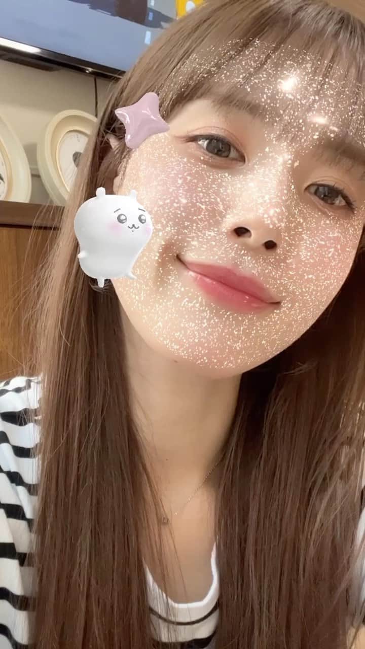 目見田早弥子のインスタグラム：「昨日postしたグリッター💫💫 極細ブラシ付きで粒を点置きしやすい🥺🫶🏻💕」